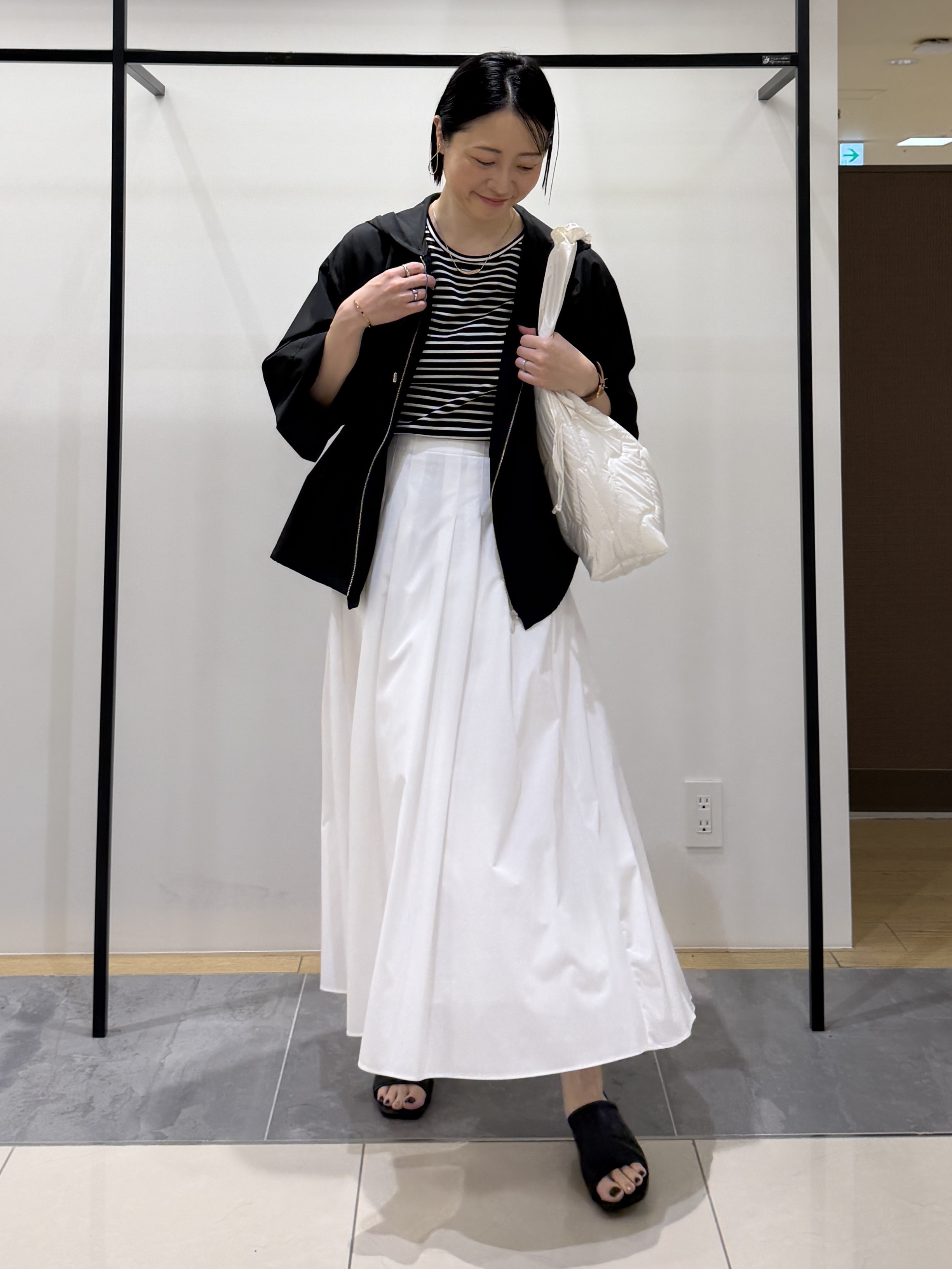 shihoさんの「INDIVI｜【撥水／UVカット】ライトフーディーブルゾン」を使ったコーディネート