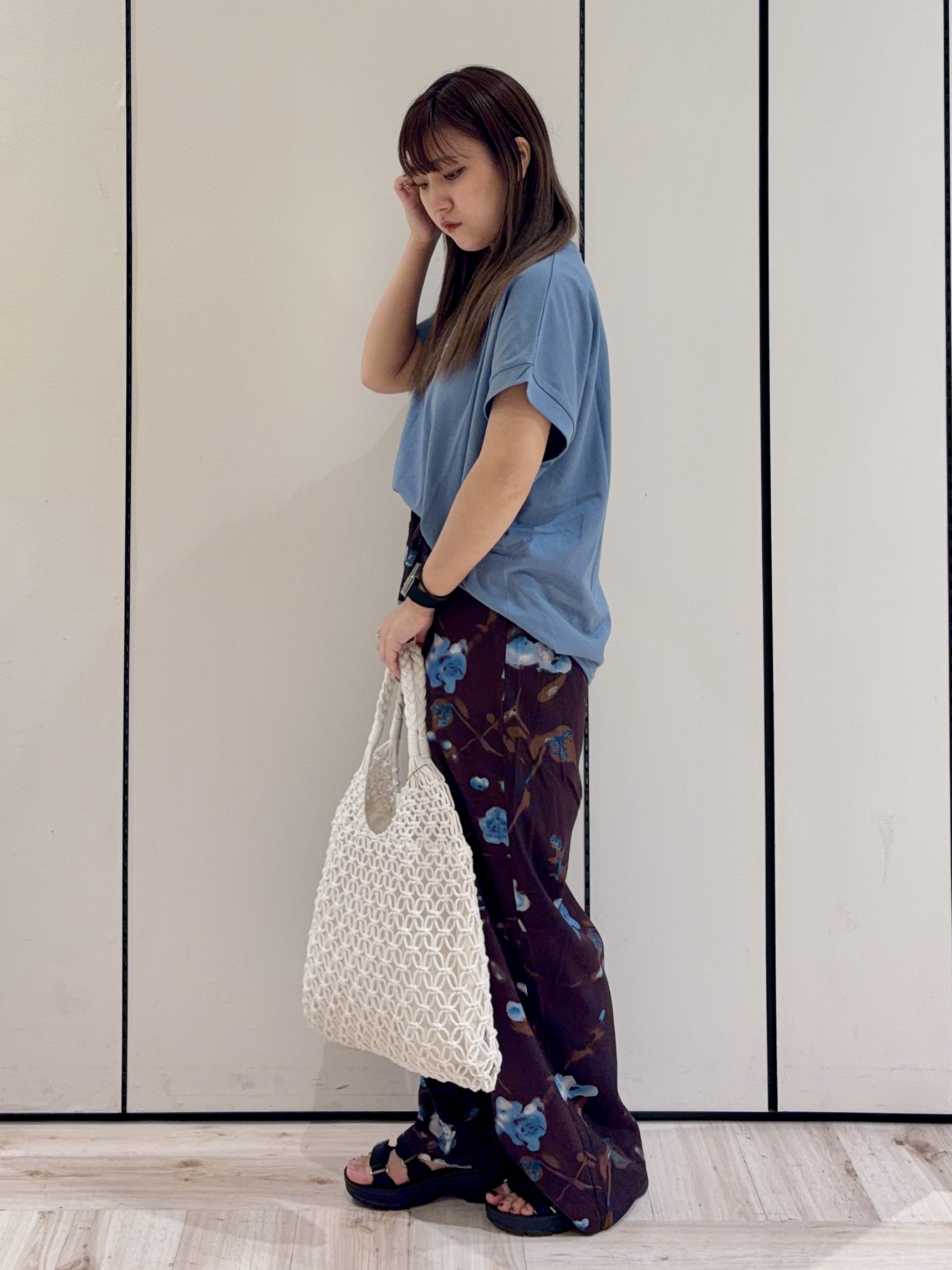 ひっかさんの「SHOO･LA･RUE｜【汗じみ防止/S-LL/体型カバー/洗濯機可】汗じみが気になりにくい 大人の刺繍ロゴTシャツ」を使ったコーディネート