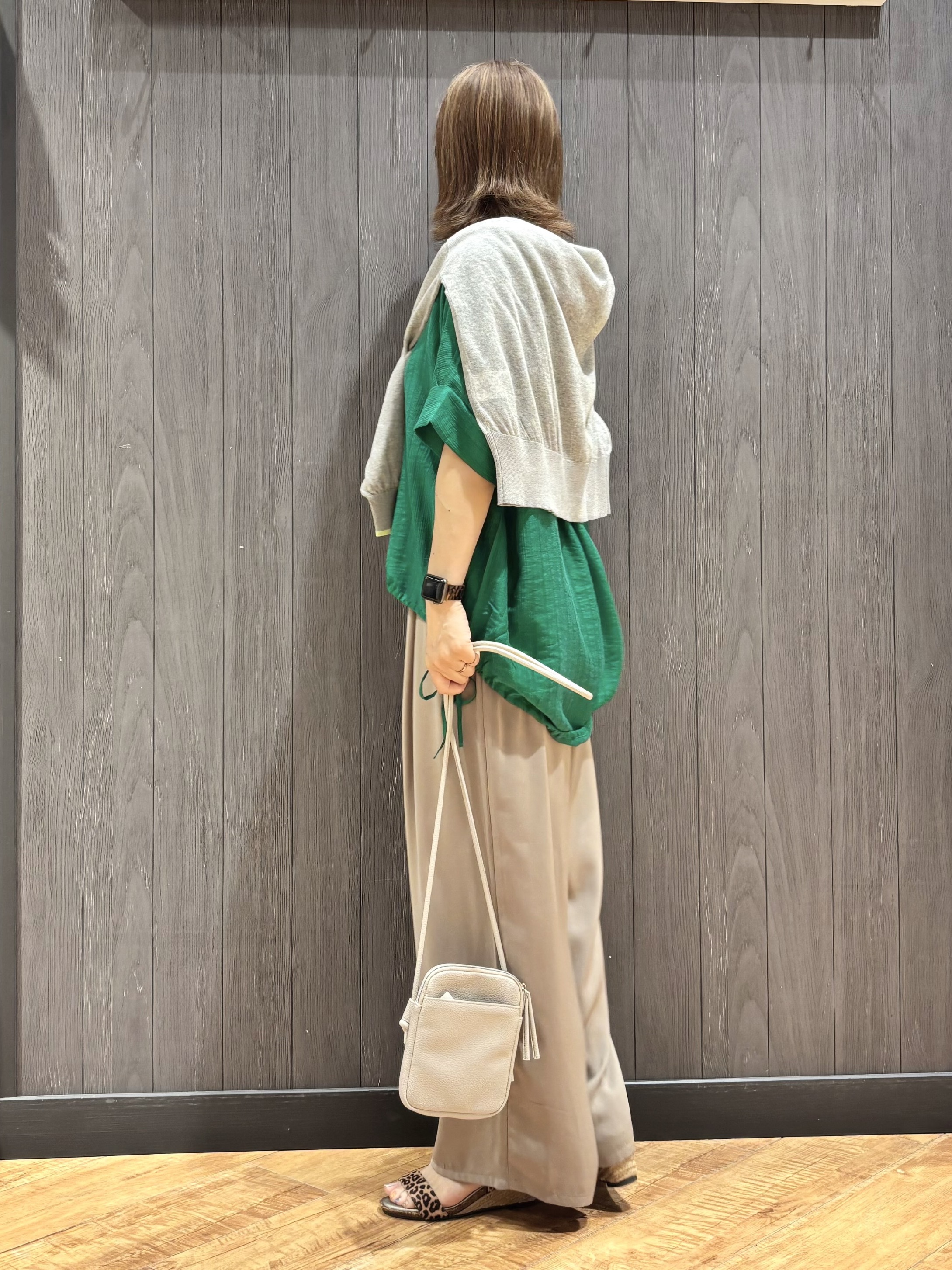 meiさんの「SHOO･LA･RUE｜【高レビュー/体型カバー】インせず着られる スキッパー裾リボンブラウス」を使ったコーディネート