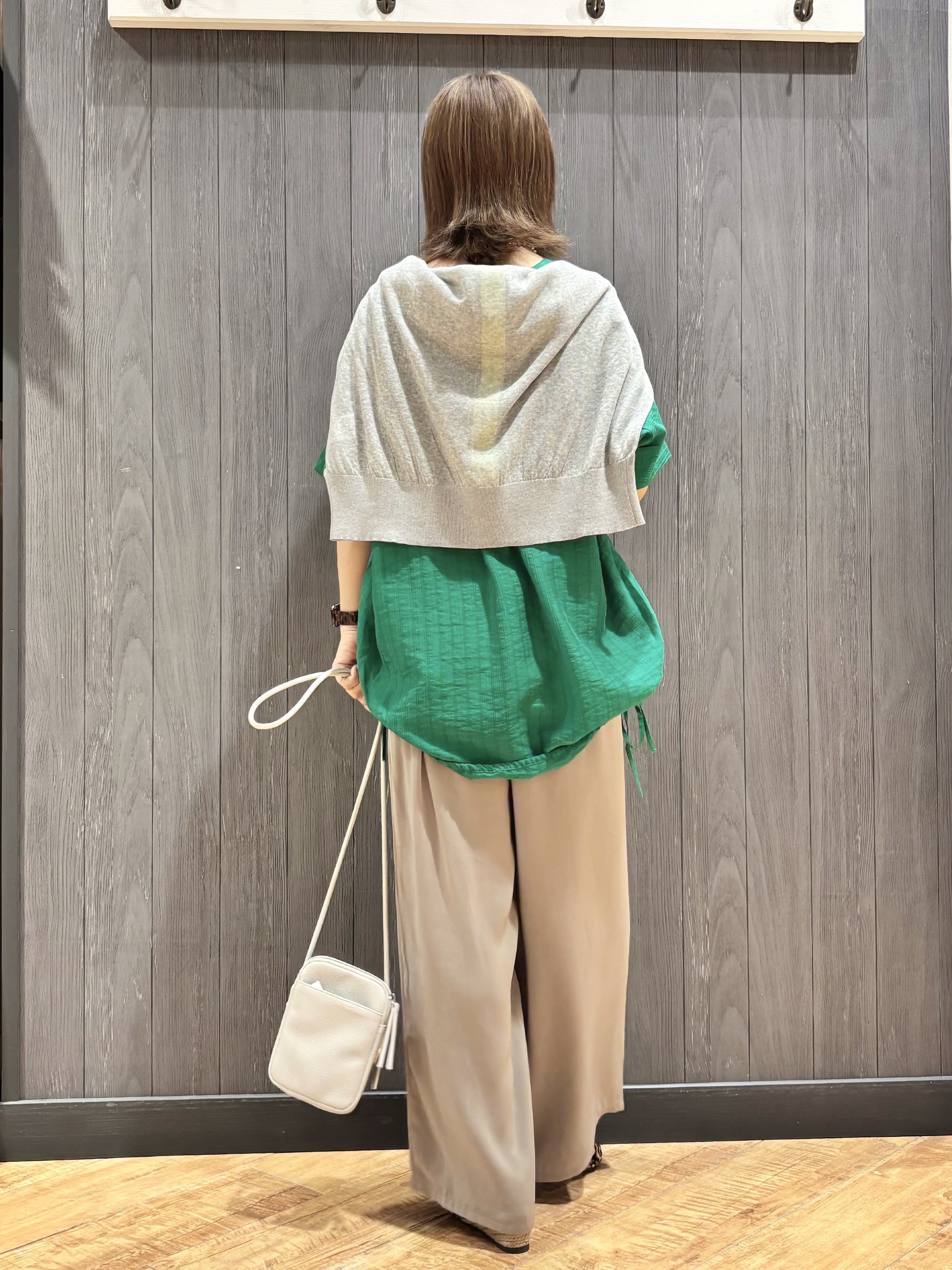 meiさんの「SHOO･LA･RUE｜【高レビュー/体型カバー】インせず着られる スキッパー裾リボンブラウス」を使ったコーディネート