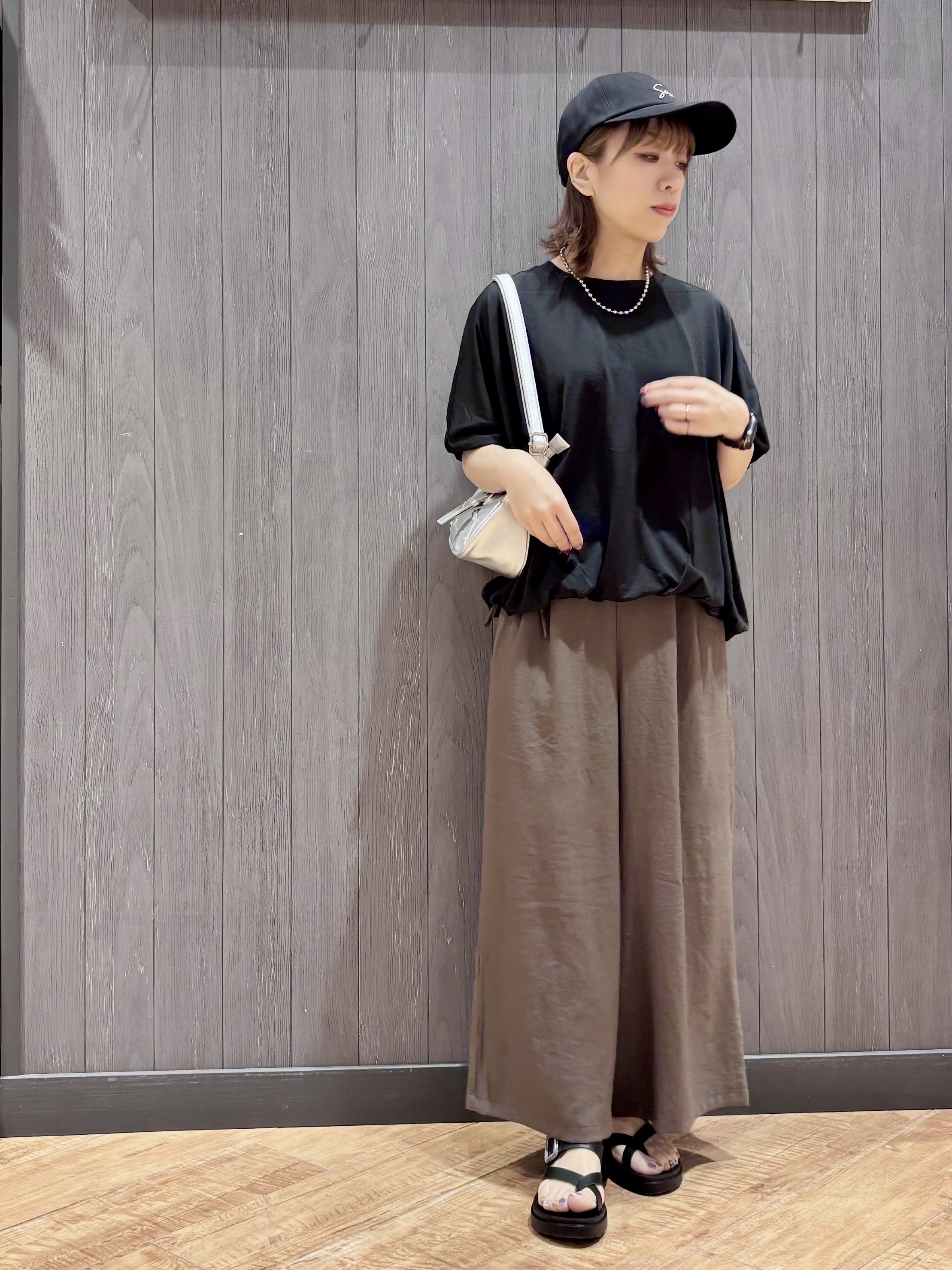 meiさんの「SHOO･LA･RUE｜【洗濯機可/体型カバー】インせず着られる バルーンデザインTシャツ」を使ったコーディネート