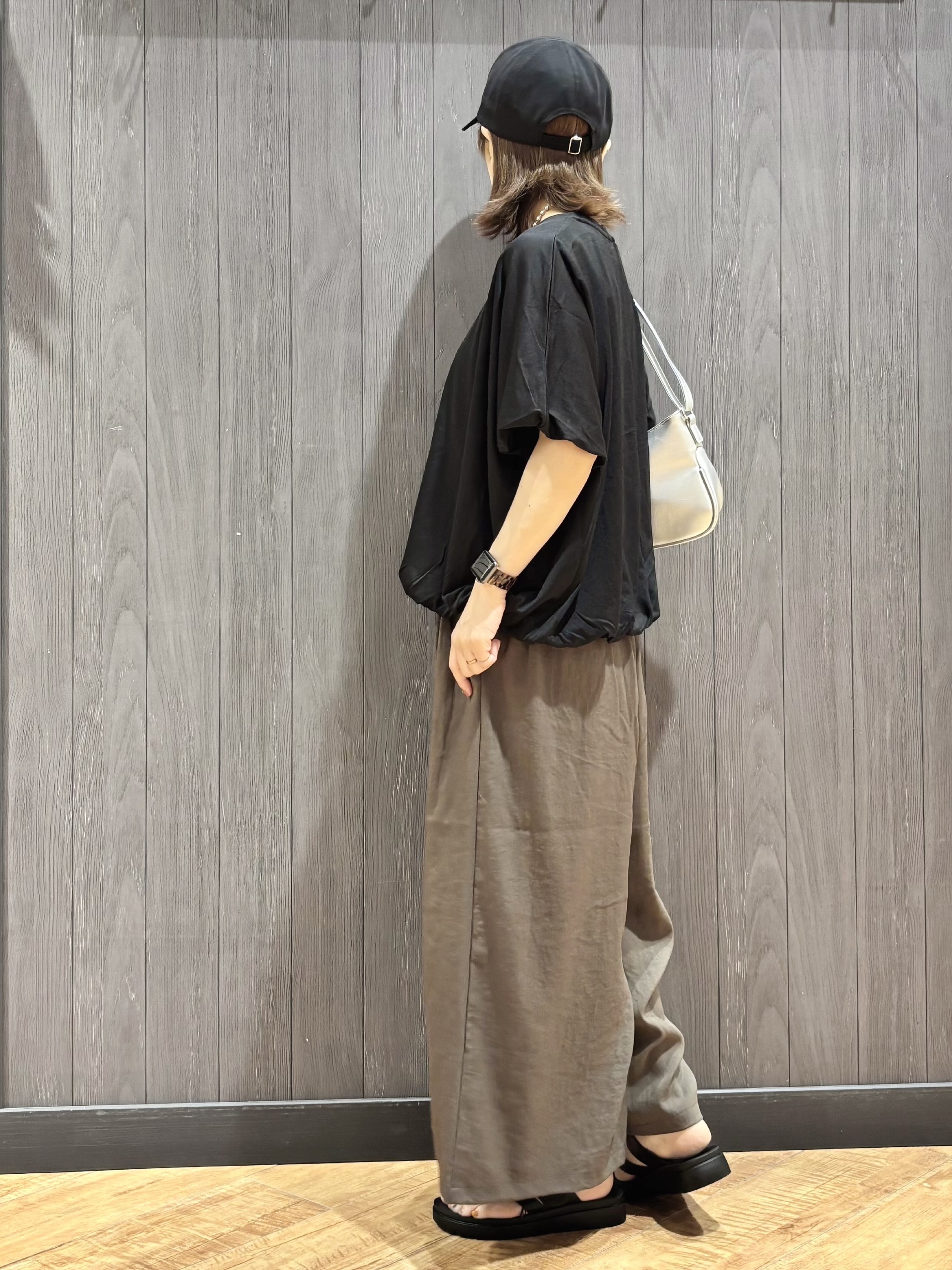 meiさんの「SHOO･LA･RUE｜【洗濯機可/体型カバー】インせず着られる バルーンデザインTシャツ」を使ったコーディネート