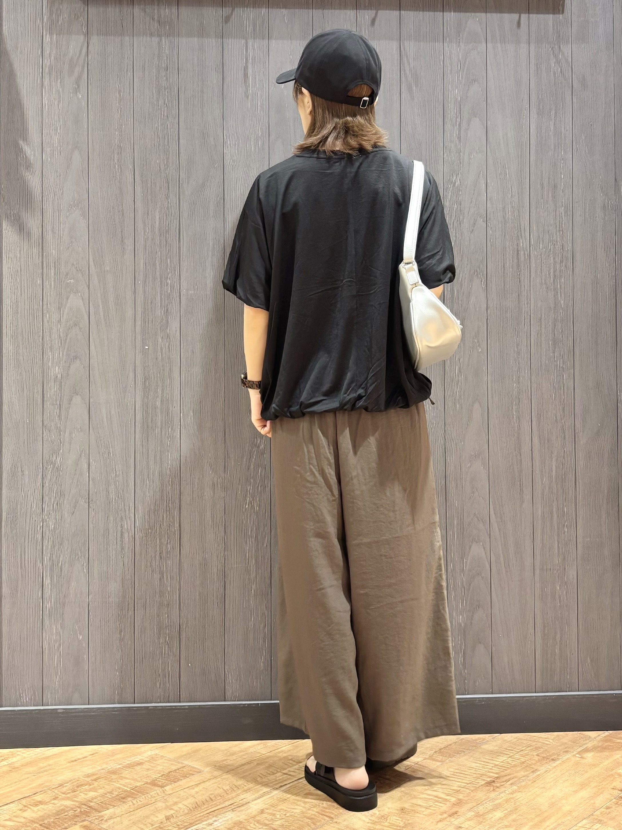 meiさんの「SHOO･LA･RUE｜【洗濯機可/体型カバー】インせず着られる バルーンデザインTシャツ」を使ったコーディネート