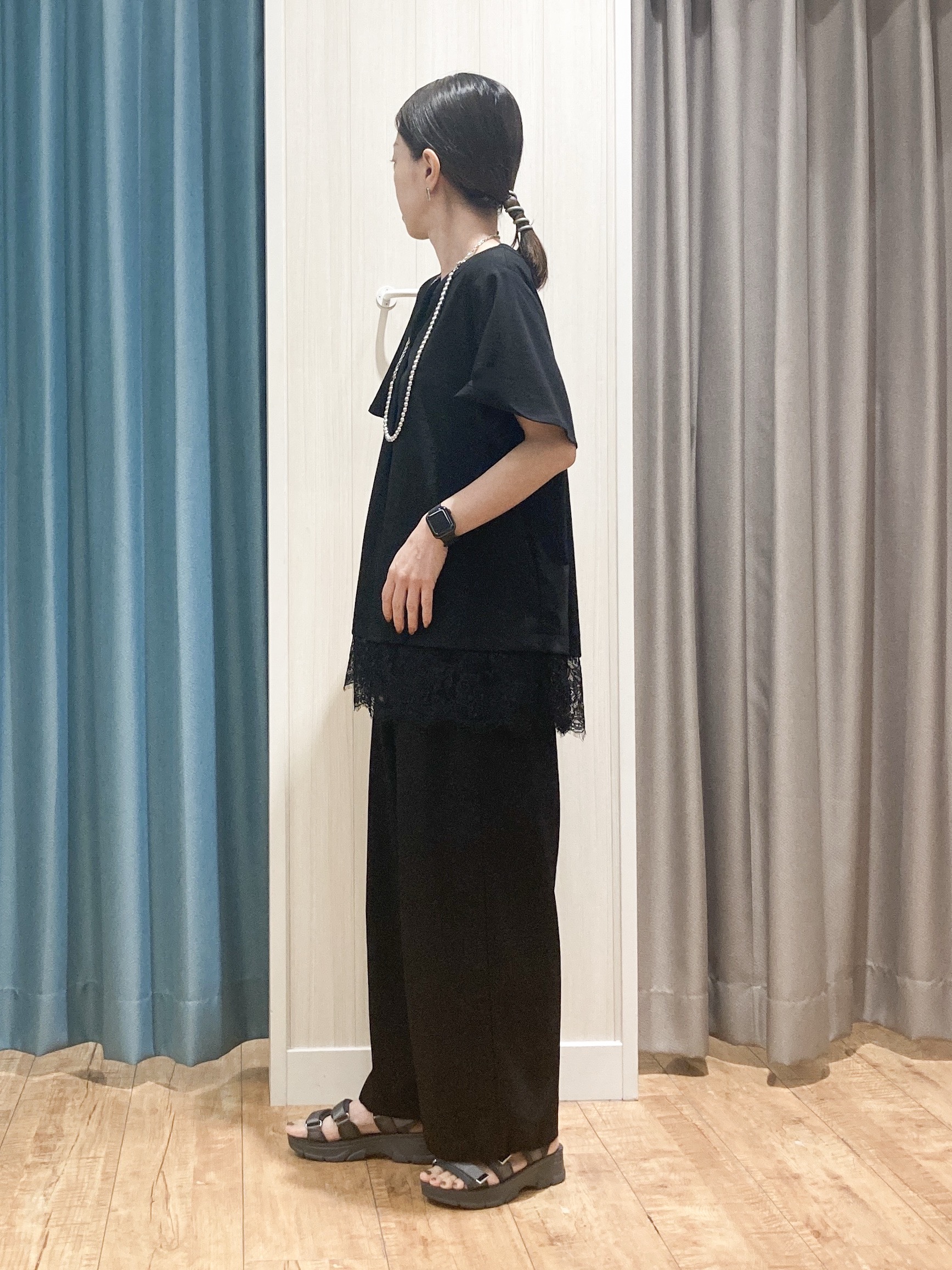 thさんの「SHOO･LA･RUE｜【S-LL/洗濯機可】軽凛(かろりん) 楽に着られて上品 裾レーススキッパーブラウス」を使ったコーディネート