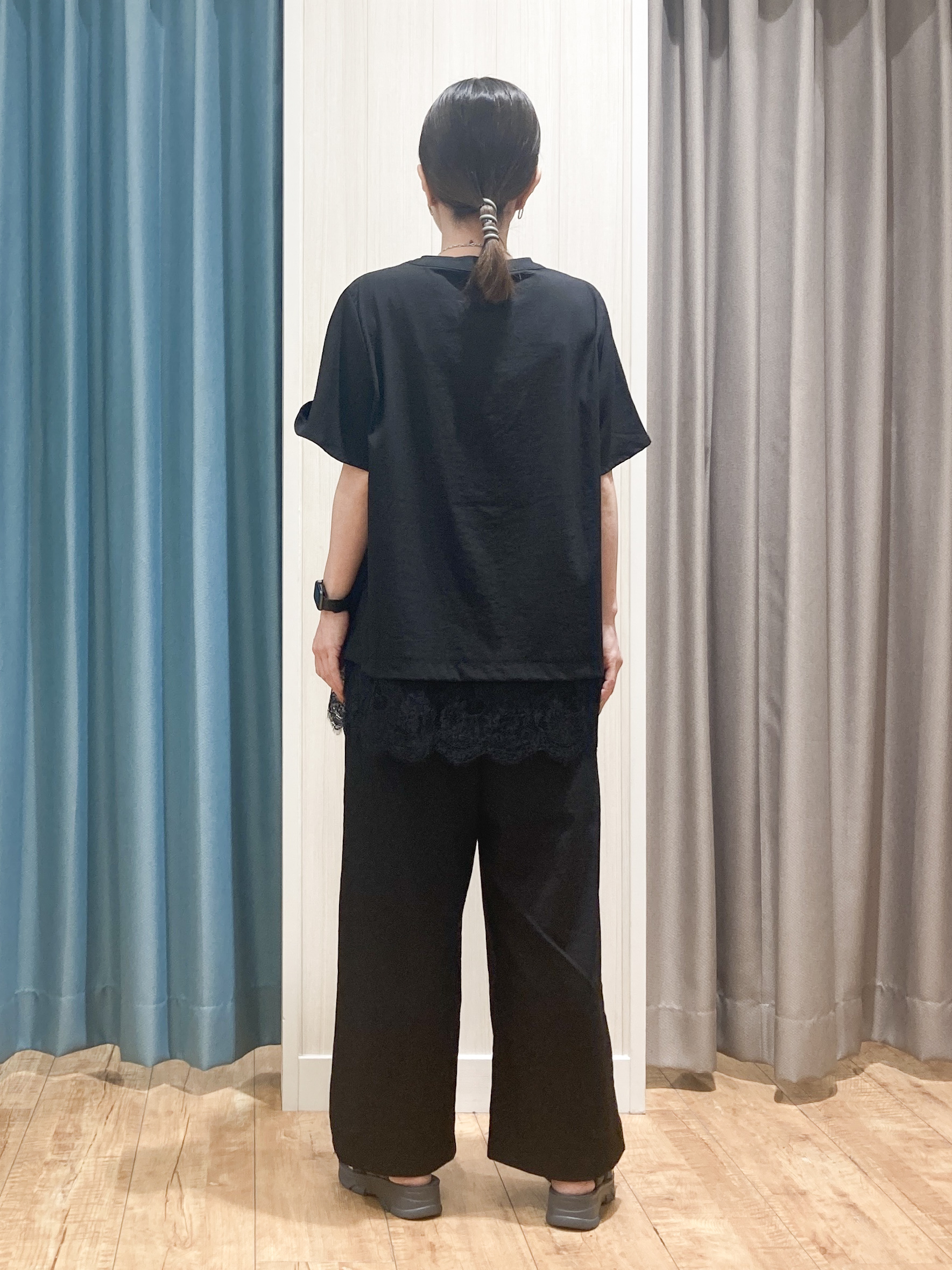 thさんの「SHOO･LA･RUE｜【S-LL/洗濯機可】軽凛(かろりん) 楽に着られて上品 裾レーススキッパーブラウス」を使ったコーディネート