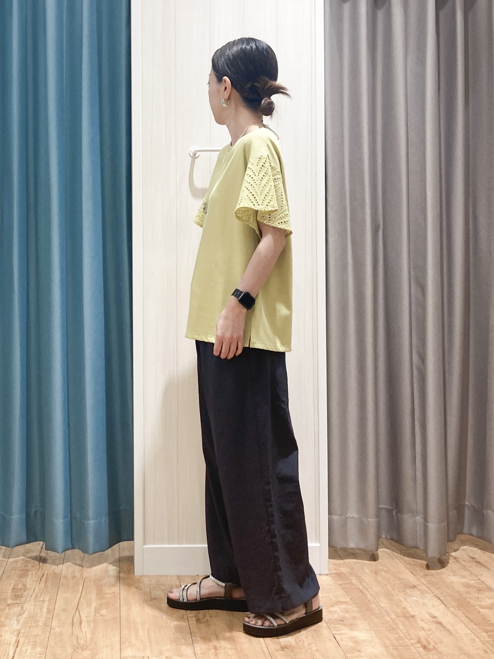 thさんの「SHOO･LA･RUE｜【S-LL/洗濯機可/体型カバー】汗じみが気になりにくい お袖レースフレアTシャツ」を使ったコーディネート