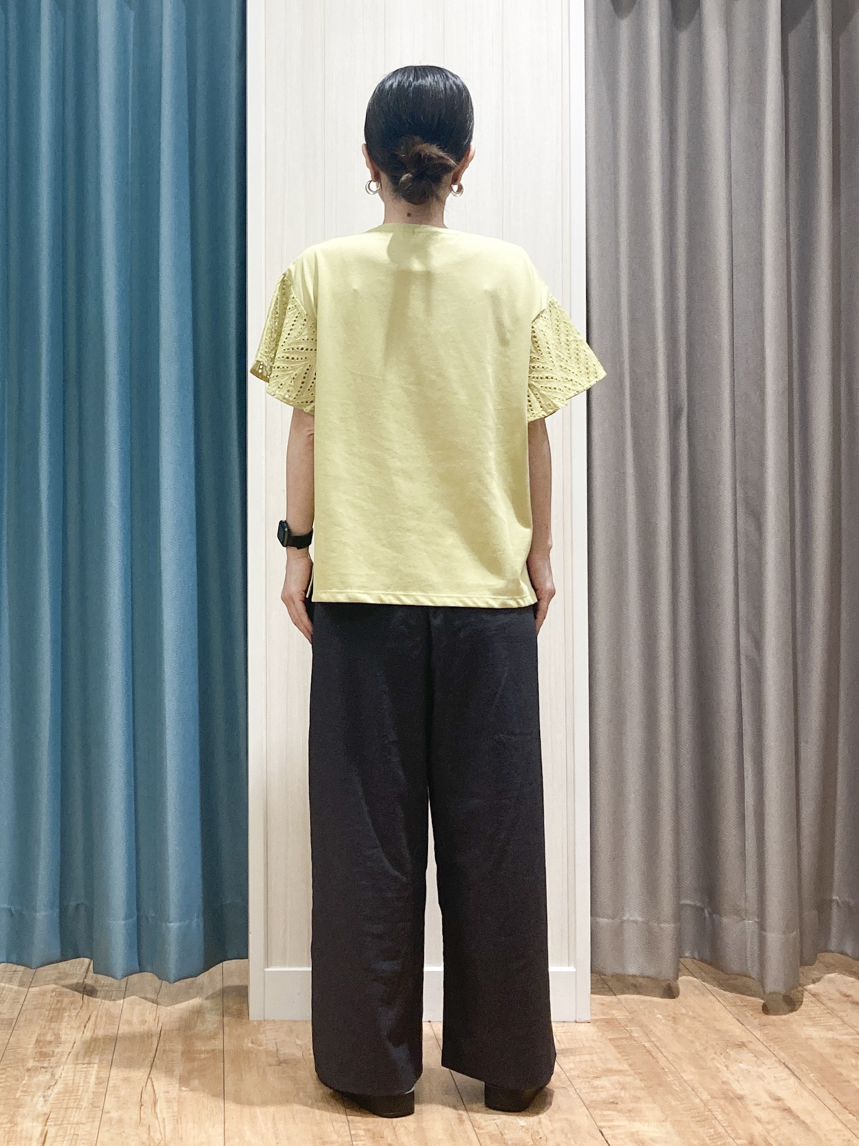 thさんの「SHOO･LA･RUE｜【S-LL/洗濯機可/体型カバー】汗じみが気になりにくい お袖レースフレアTシャツ」を使ったコーディネート