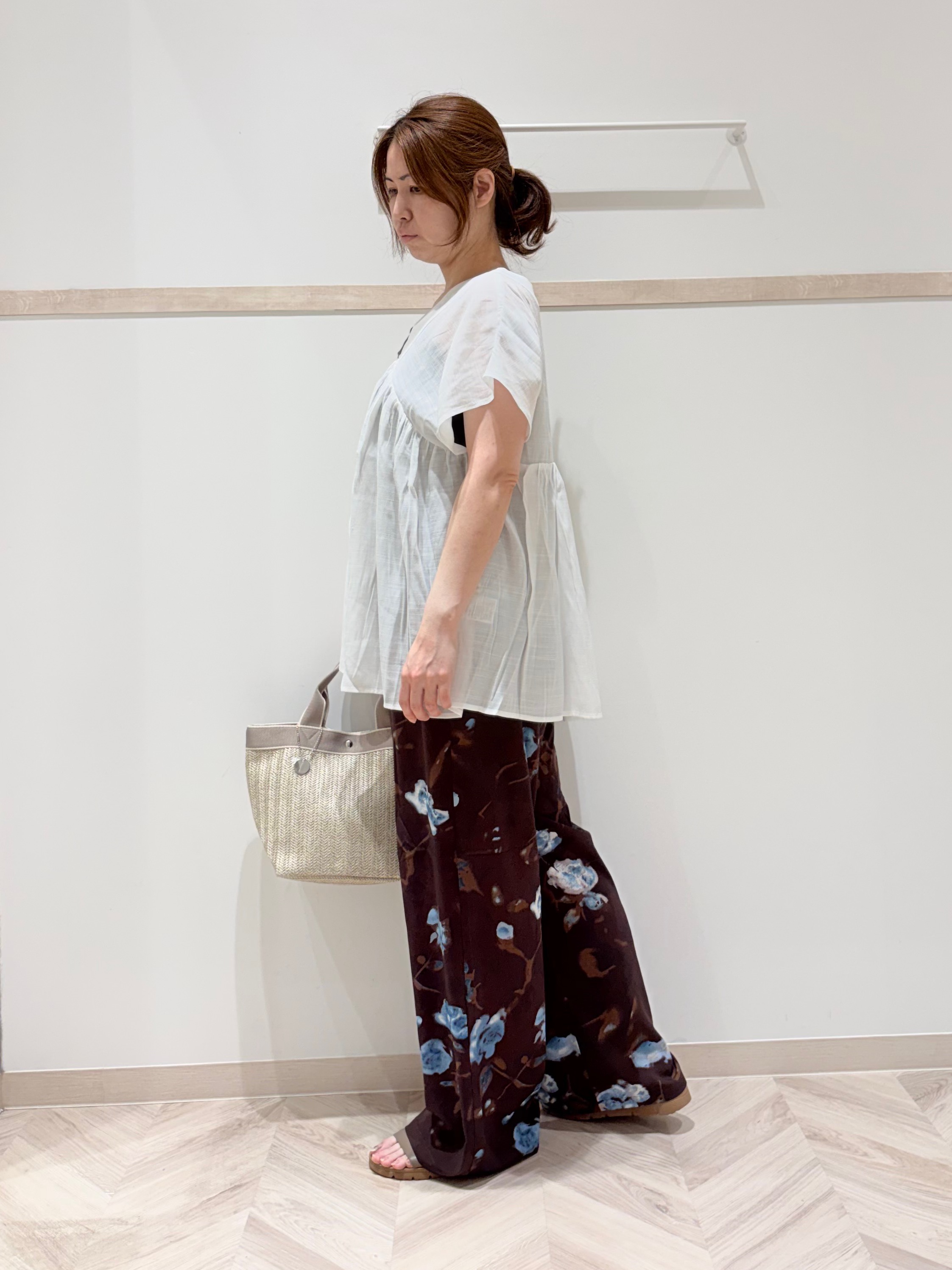 c_h_i_k_aさんの「SHOO･LA･RUE｜【S-LL/洗濯機可/UV/体型カバー】インせず着られる Vネックギャザーブラウス」を使ったコーディネート