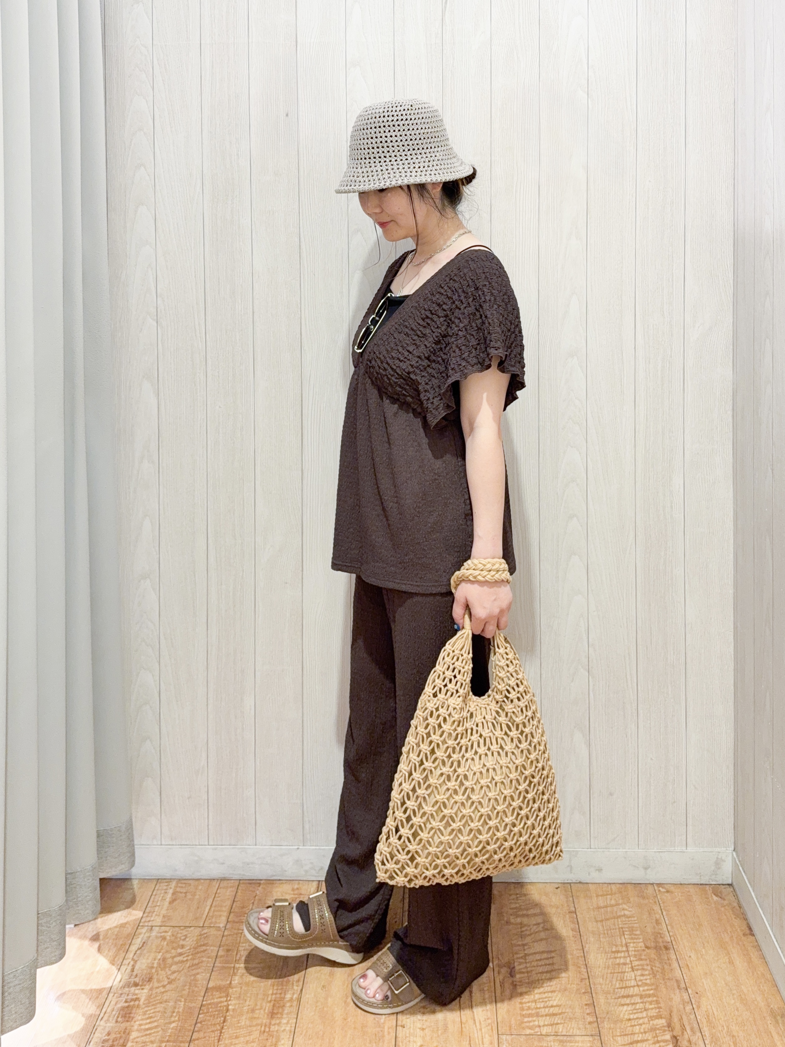 愛さんの「SHOO･LA･RUE｜【2点セット/S-LL/洗濯機可】お袖シャーリングブラウス+ワイドパンツ」を使ったコーディネート