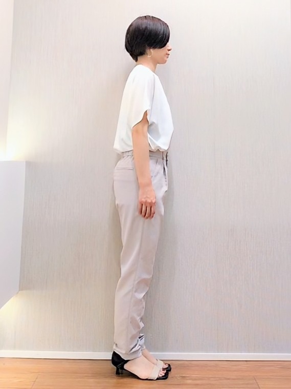 ミズタさんの「UNTITLED｜【UV/接触冷感/セットアップ可】リラクシーキーVネックブラウス」を使ったコーディネート