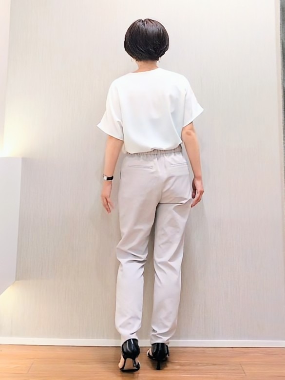 ミズタさんの「UNTITLED｜【UV/接触冷感/セットアップ可】リラクシーキーVネックブラウス」を使ったコーディネート