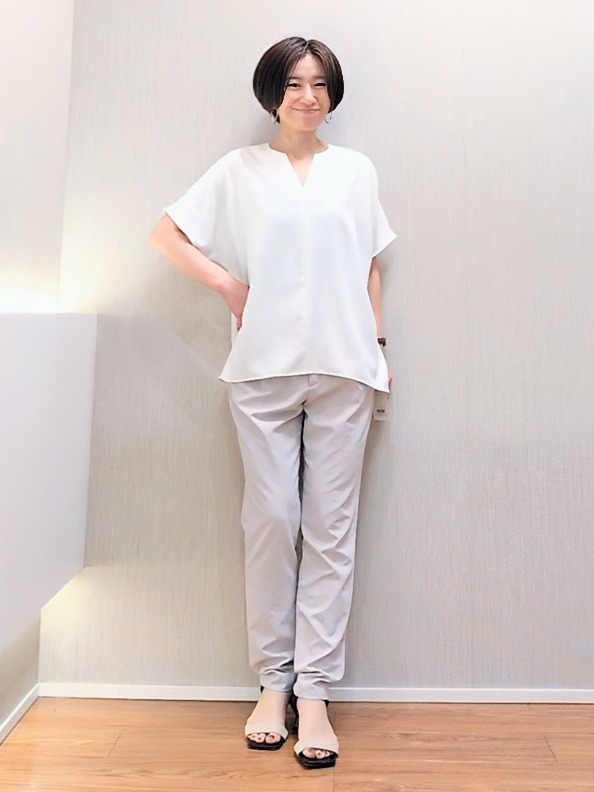 ミズタさんの「UNTITLED｜【UV/接触冷感/セットアップ可】リラクシーキーVネックブラウス」を使ったコーディネート