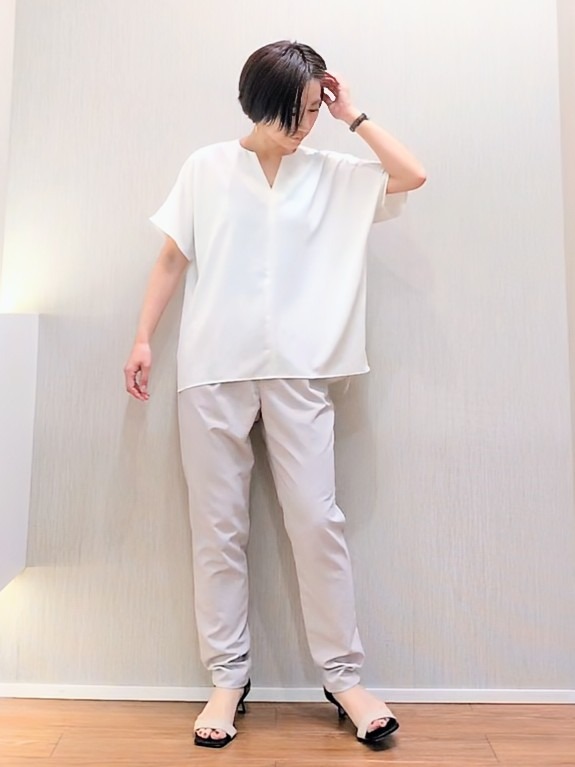 ミズタさんの「UNTITLED｜【UV/接触冷感/セットアップ可】リラクシーキーVネックブラウス」を使ったコーディネート