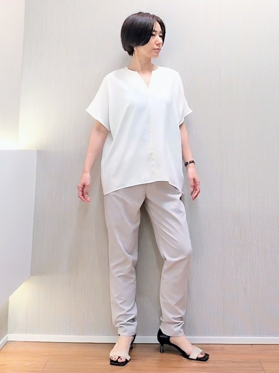 ミズタさんの「UNTITLED｜【UV/接触冷感/セットアップ可】リラクシーキーVネックブラウス」を使ったコーディネート