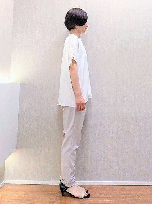 ミズタさんの「UNTITLED｜【UV/接触冷感/セットアップ可】リラクシーキーVネックブラウス」を使ったコーディネート