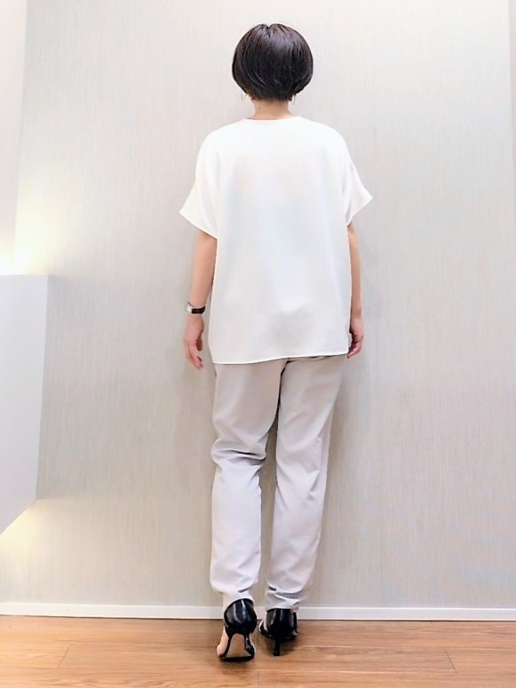 ミズタさんの「UNTITLED｜【UV/接触冷感/セットアップ可】リラクシーキーVネックブラウス」を使ったコーディネート