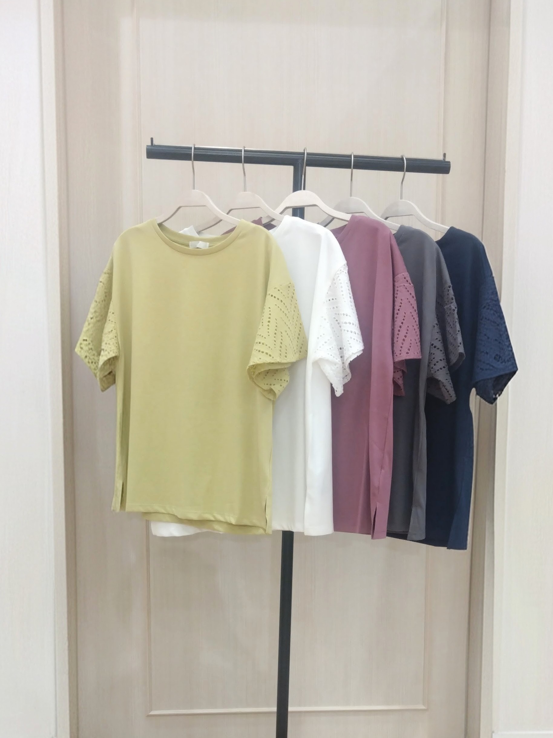 HTCさんの「SHOO･LA･RUE｜【S-LL/洗濯機可/体型カバー】汗じみが気になりにくい お袖レースフレアTシャツ」を使ったコーディネート