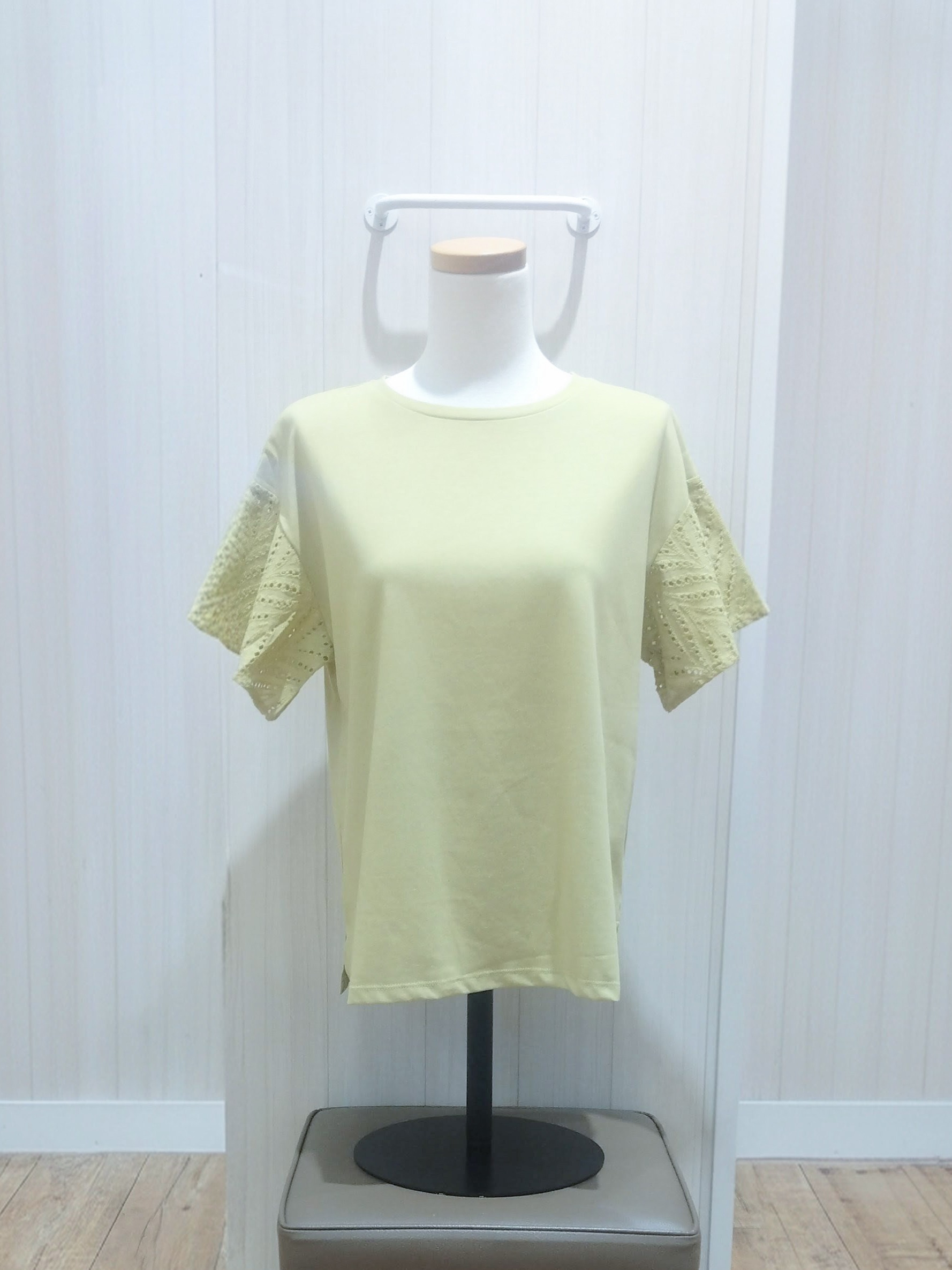 HTCさんの「SHOO･LA･RUE｜【S-LL/洗濯機可/体型カバー】汗じみが気になりにくい お袖レースフレアTシャツ」を使ったコーディネート