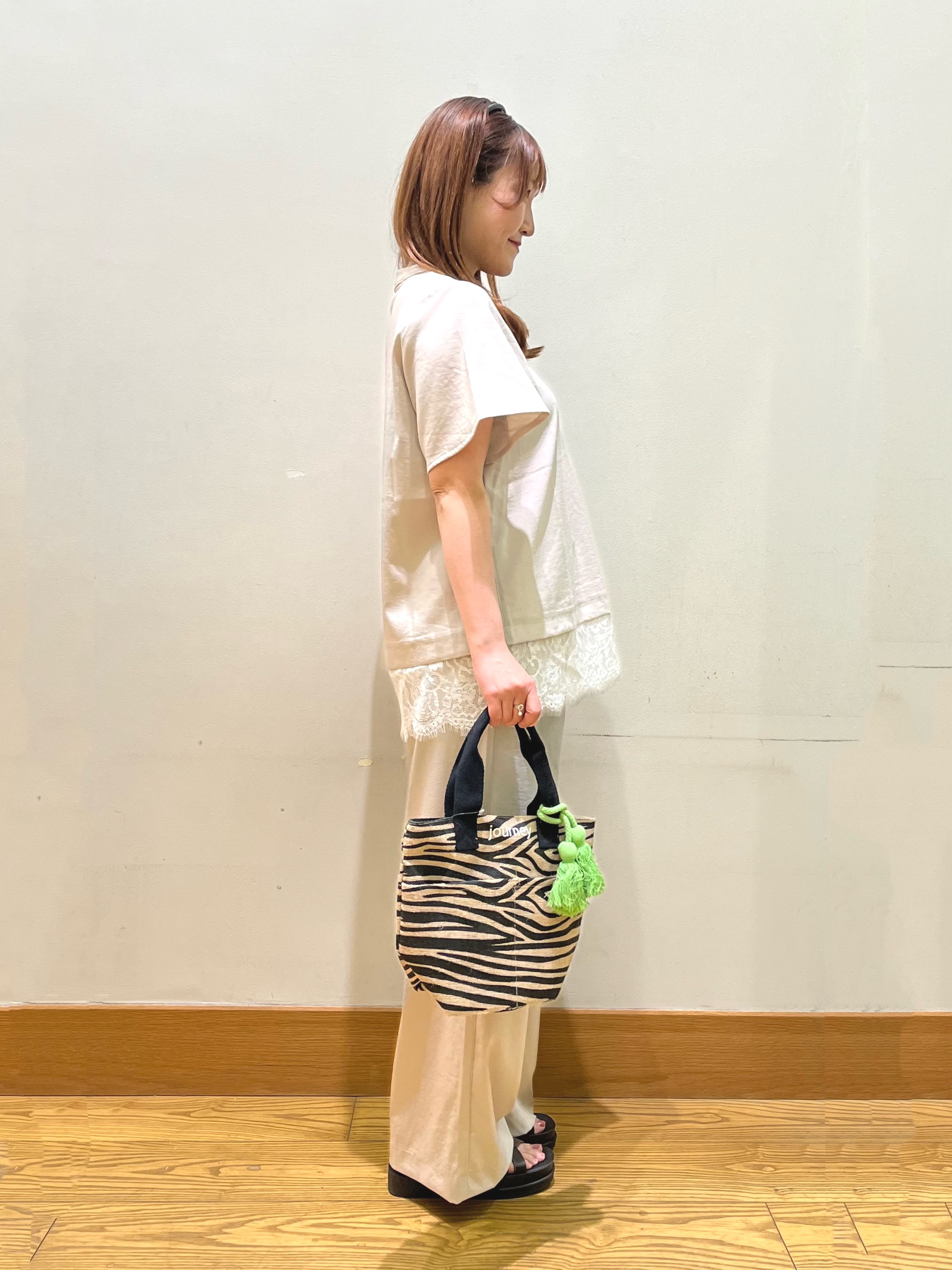 ゆっきーさんの「SHOO･LA･RUE｜【S-LL/洗濯機可】軽凛(かろりん) 楽に着られて上品 裾レーススキッパーブラウス」を使ったコーディネート