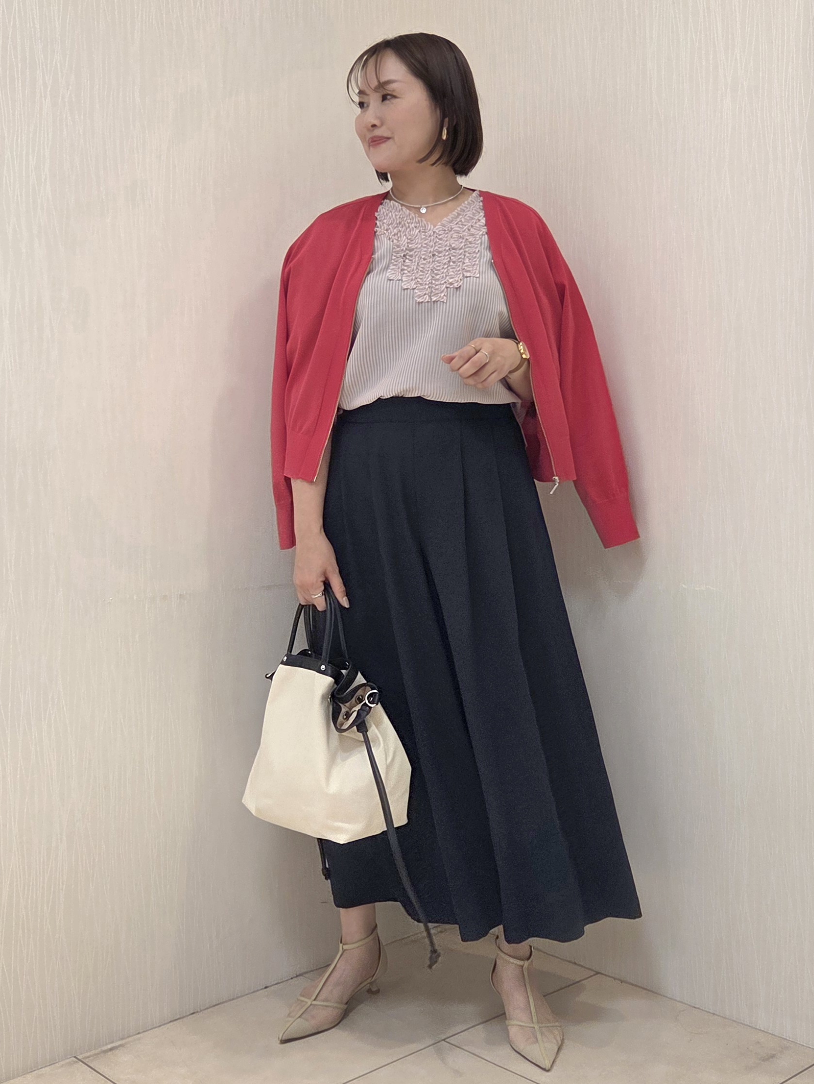 naokoさんの「UNTITLED｜【接触冷感/通気性/洗える】Vネックフリルブラウス」を使ったコーディネート