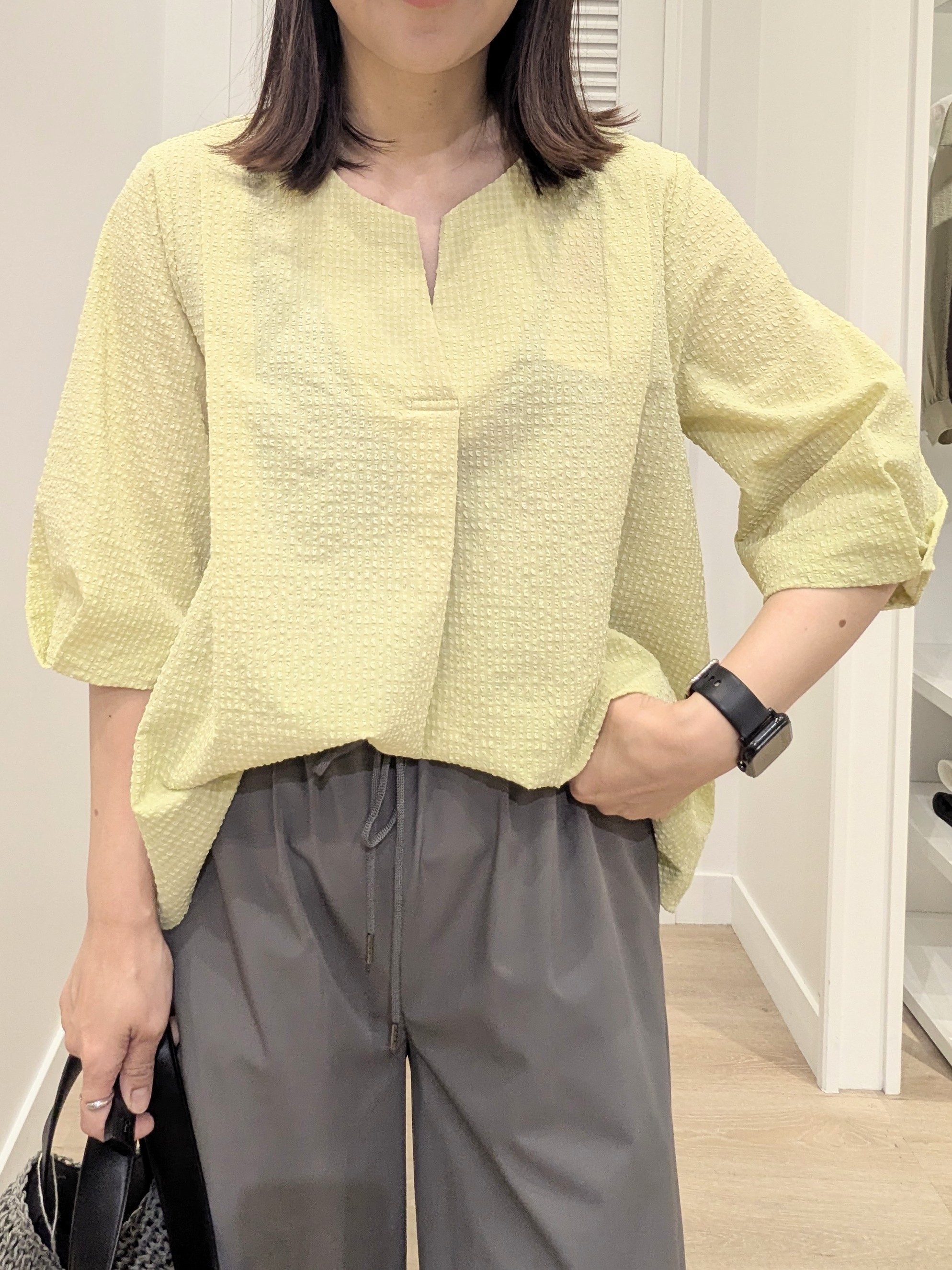 enさんの「Dessin｜【セットアップ可/UVカット】サッカー素材 キーネックブラウス」を使ったコーディネート