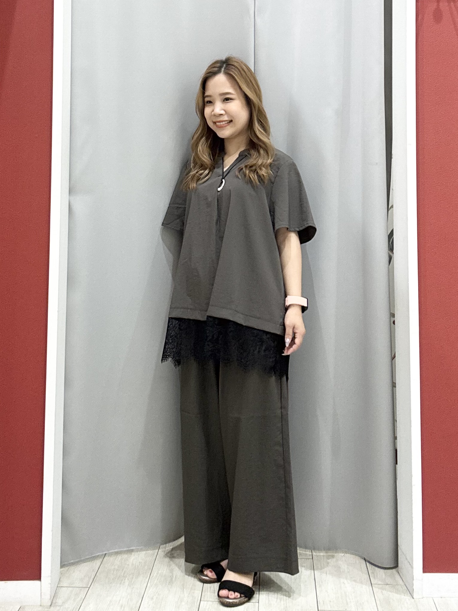 shioさんの「SHOO･LA･RUE｜【S-LL/洗濯機可】軽凛(かろりん) 楽に着られて上品 裾レーススキッパーブラウス」を使ったコーディネート