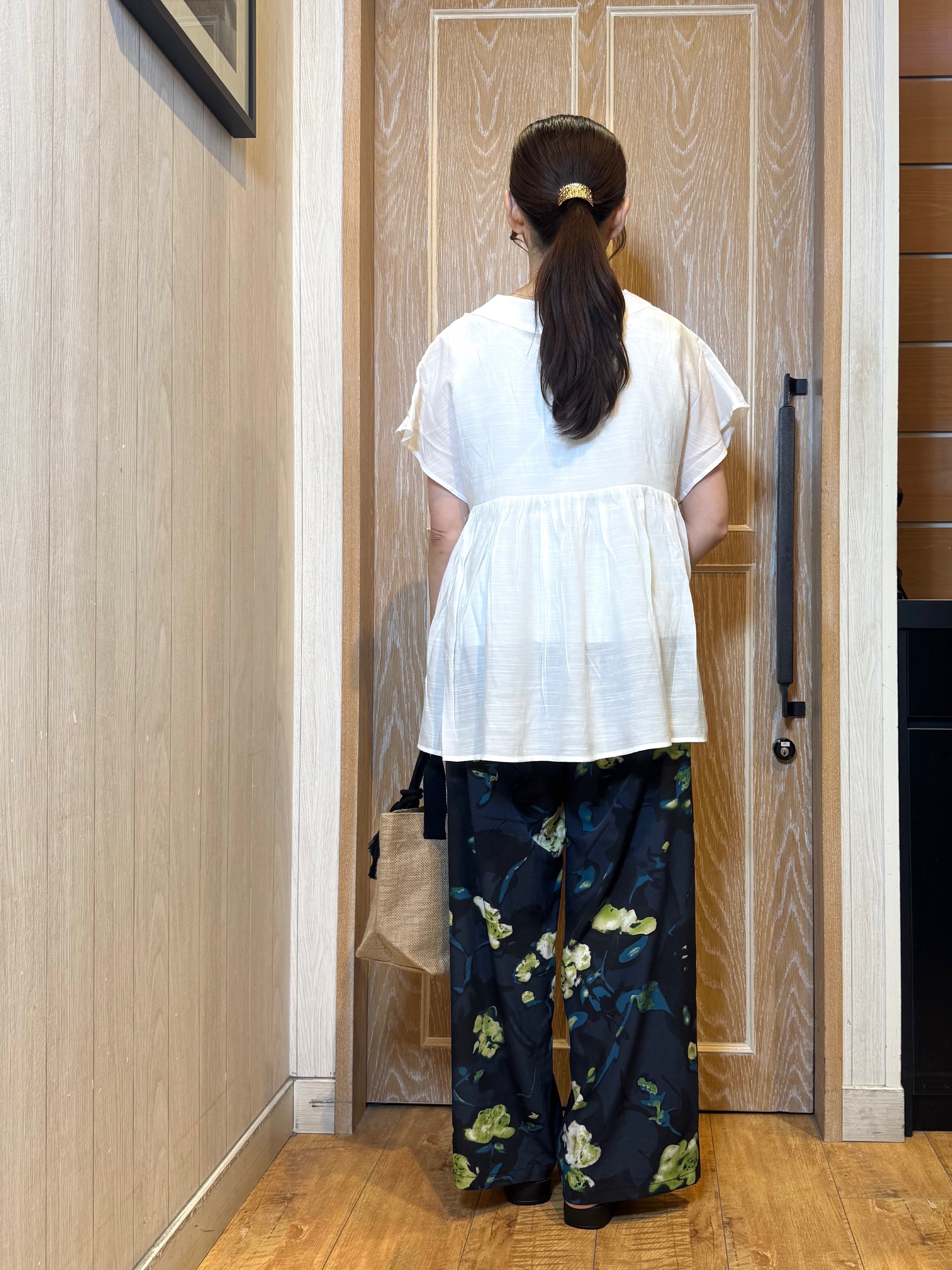 KAORIさんの「SHOO･LA･RUE｜【S-LL/洗濯機可/UV/体型カバー】インせず着られる Vネックギャザーブラウス」を使ったコーディネート