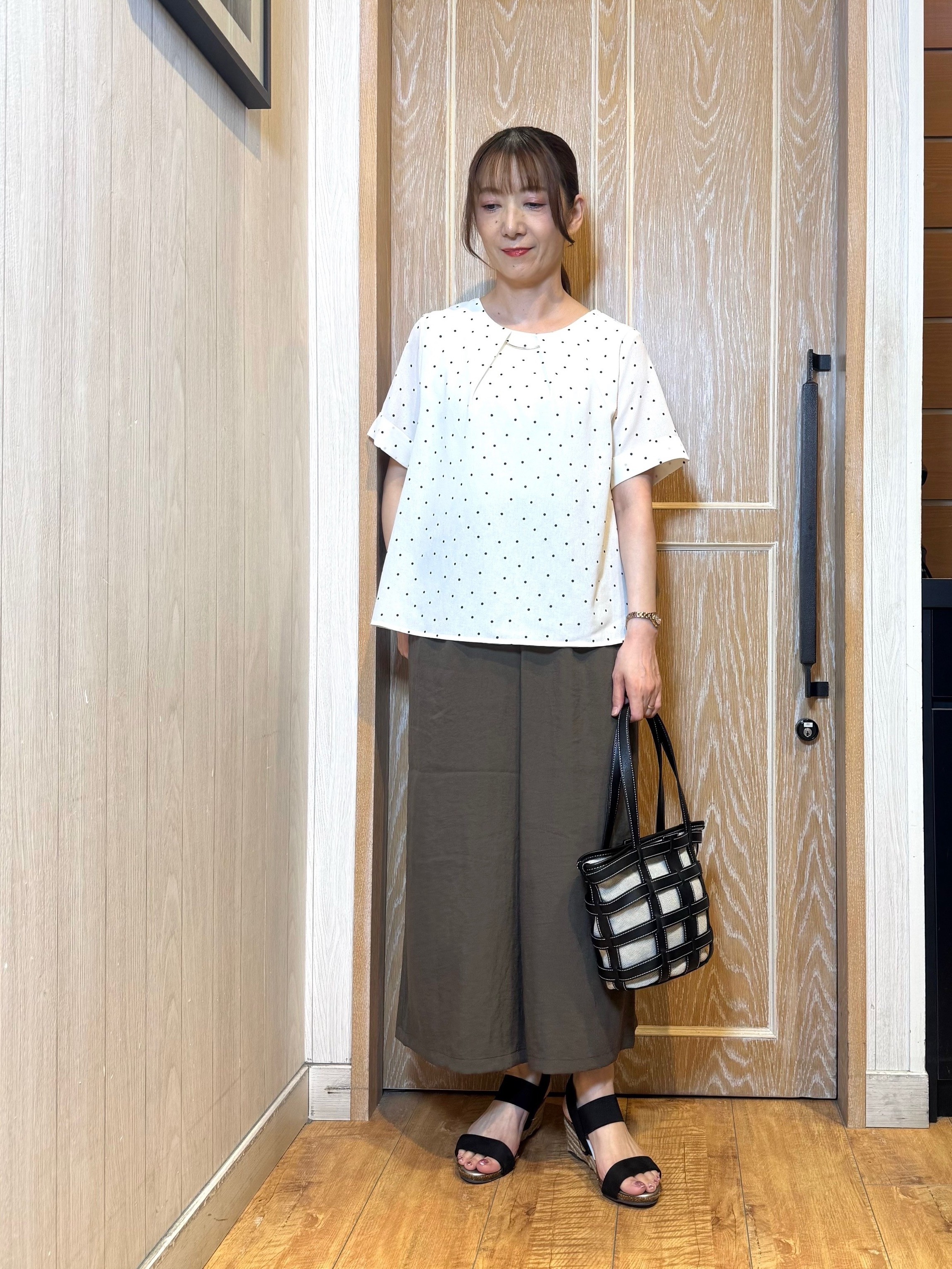 KAORIさんの「SHOO･LA･RUE｜【通勤/S-LL/洗濯機可】ゴールドパーツがアクセント アクセサリーいらずのドット柄ブラウス」を使ったコーディネート
