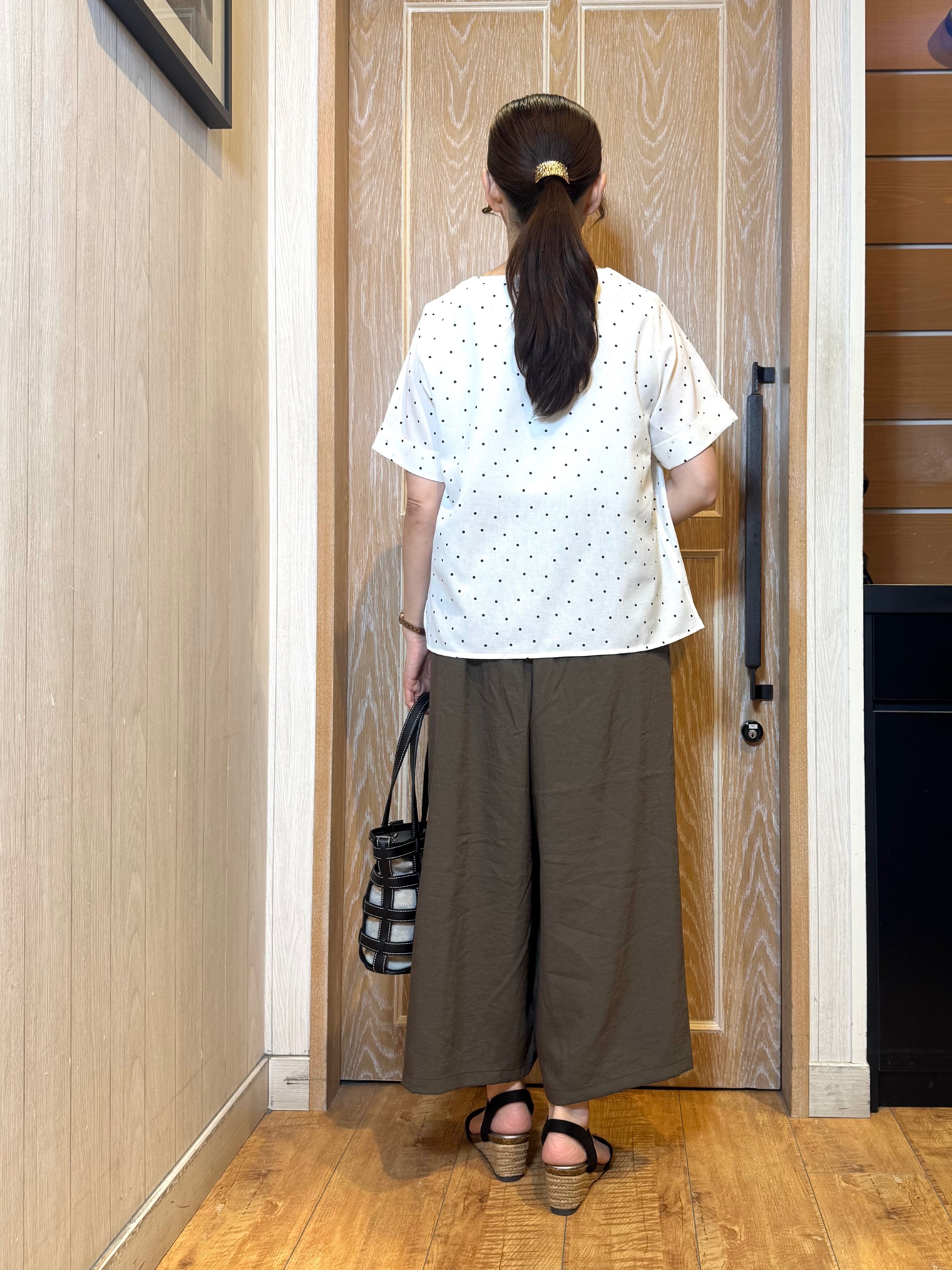 KAORIさんの「SHOO･LA･RUE｜【通勤/S-LL/洗濯機可】ゴールドパーツがアクセント アクセサリーいらずのドット柄ブラウス」を使ったコーディネート