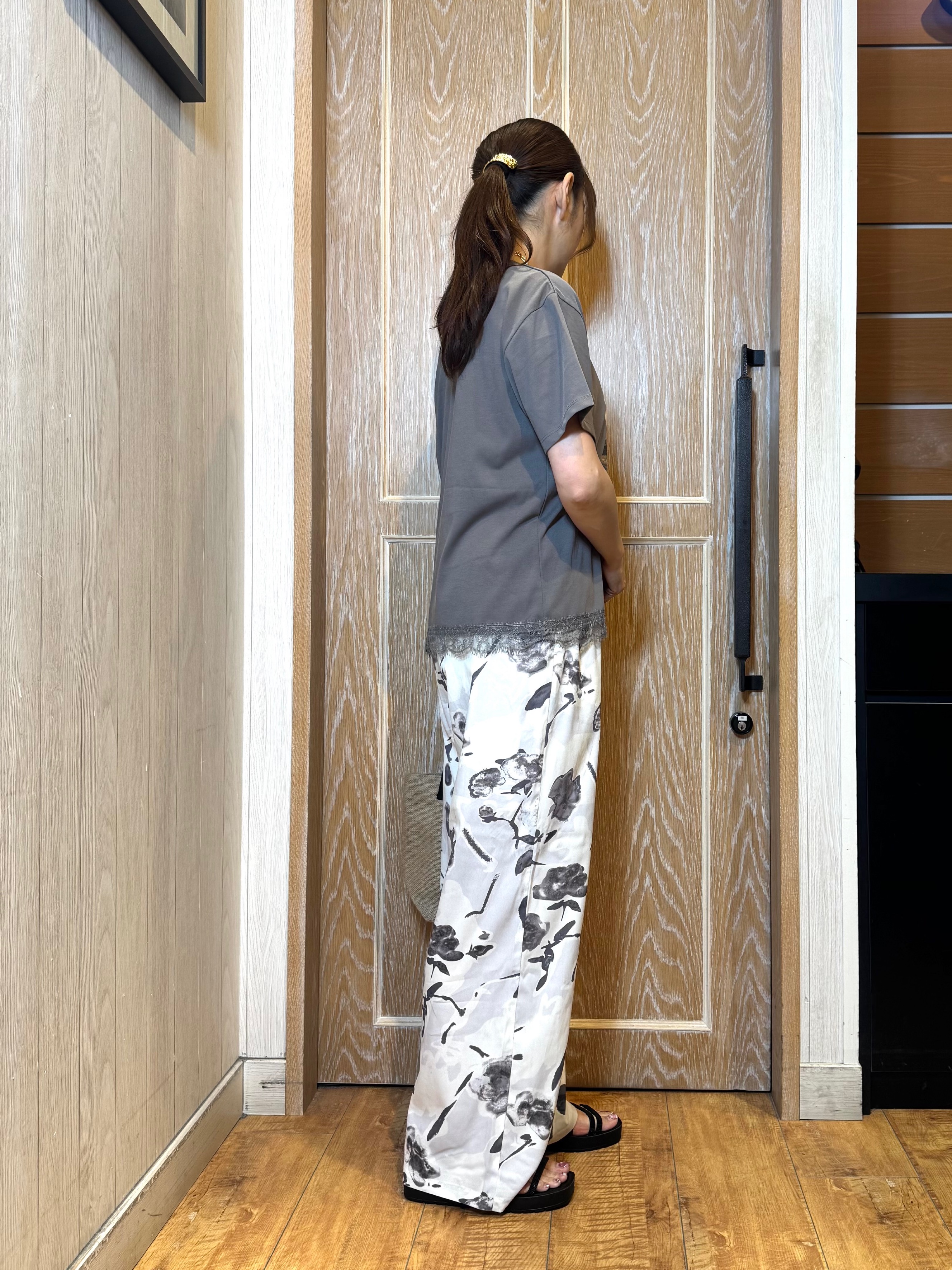 KAORIさんの「SHOO･LA･RUE｜【UV/S-LL/洗濯機可】真夏に着たい裾レースが女性らしさをプラスする プリントアソートTシャツ」を使ったコーディネート