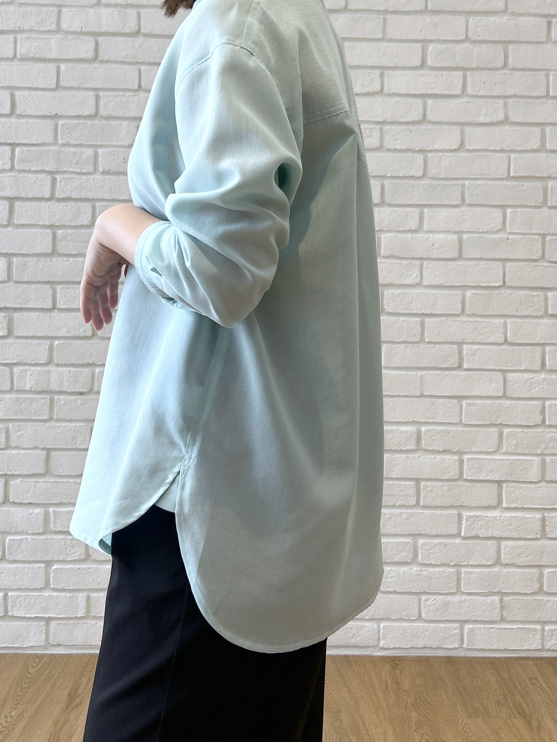 Hirokaさんの「grove｜【洗濯機OK】朝晩の気温差に◎軽やかシアーシャツ」を使ったコーディネート