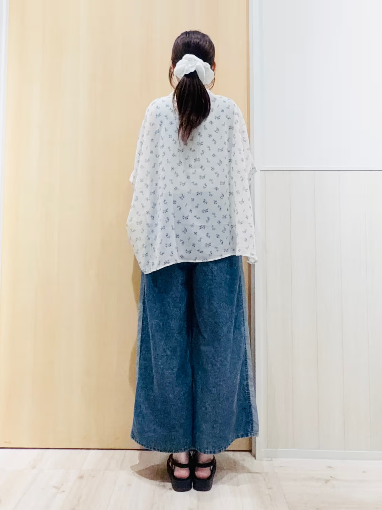 Naさんの「SHOO･LA･RUE｜【洗濯機可】スクエアネックが小顔効果に　きらきらラメタンクトップ」を使ったコーディネート