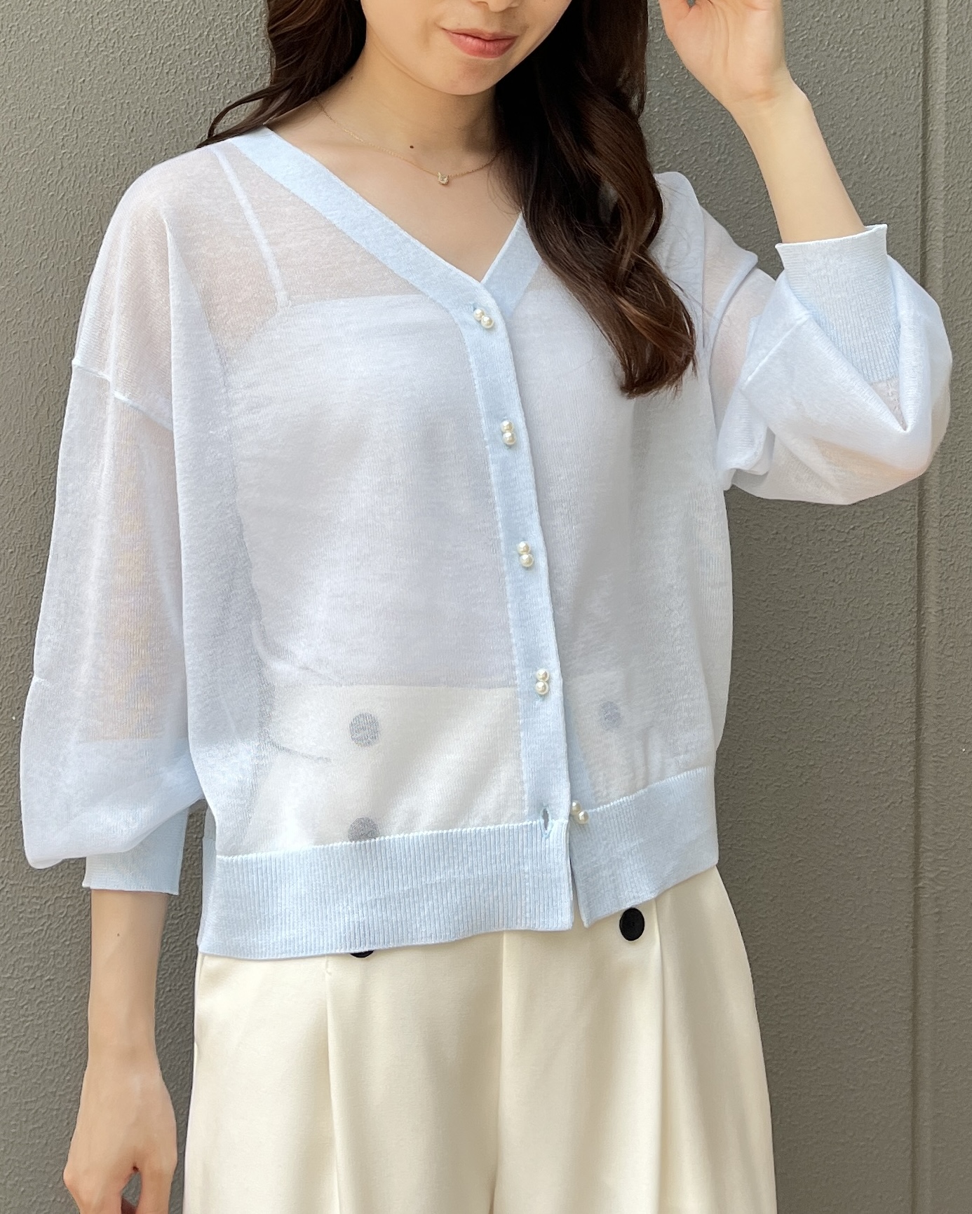 はばさんの「Couture brooch｜【洗える・パール調釦】愛されシアーカーディガン」を使ったコーディネート
