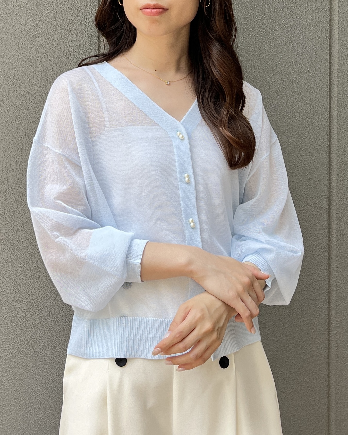 はばさんの「Couture brooch｜【洗える・パール調釦】愛されシアーカーディガン」を使ったコーディネート