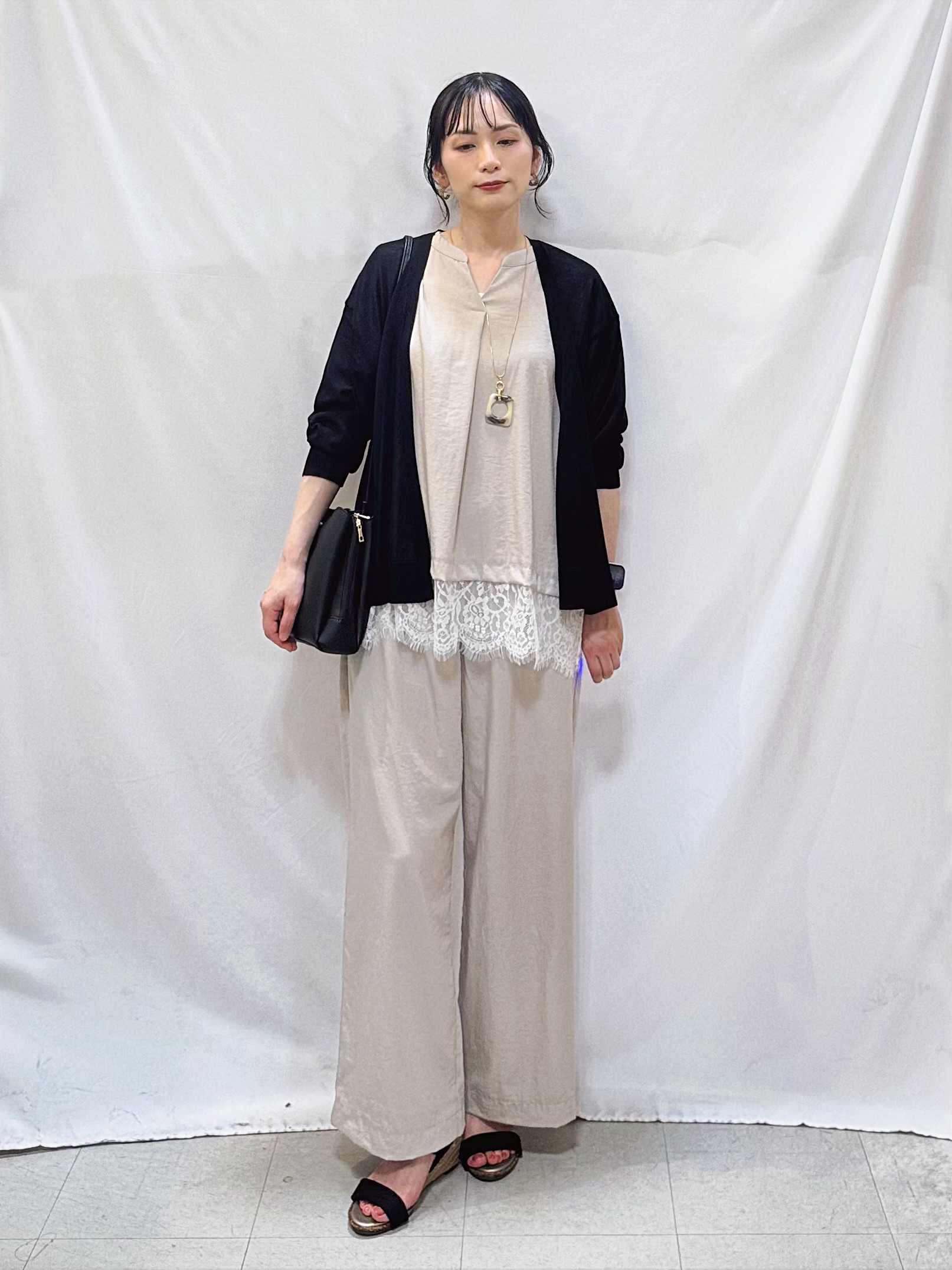 𝐇𝐢𝐫𝐨𝐦𝐢さんの「SHOO･LA･RUE｜【洗濯機可/S-LL】オンにもオフにも マルチに使えるボタンレスカーディガン」を使ったコーディネート