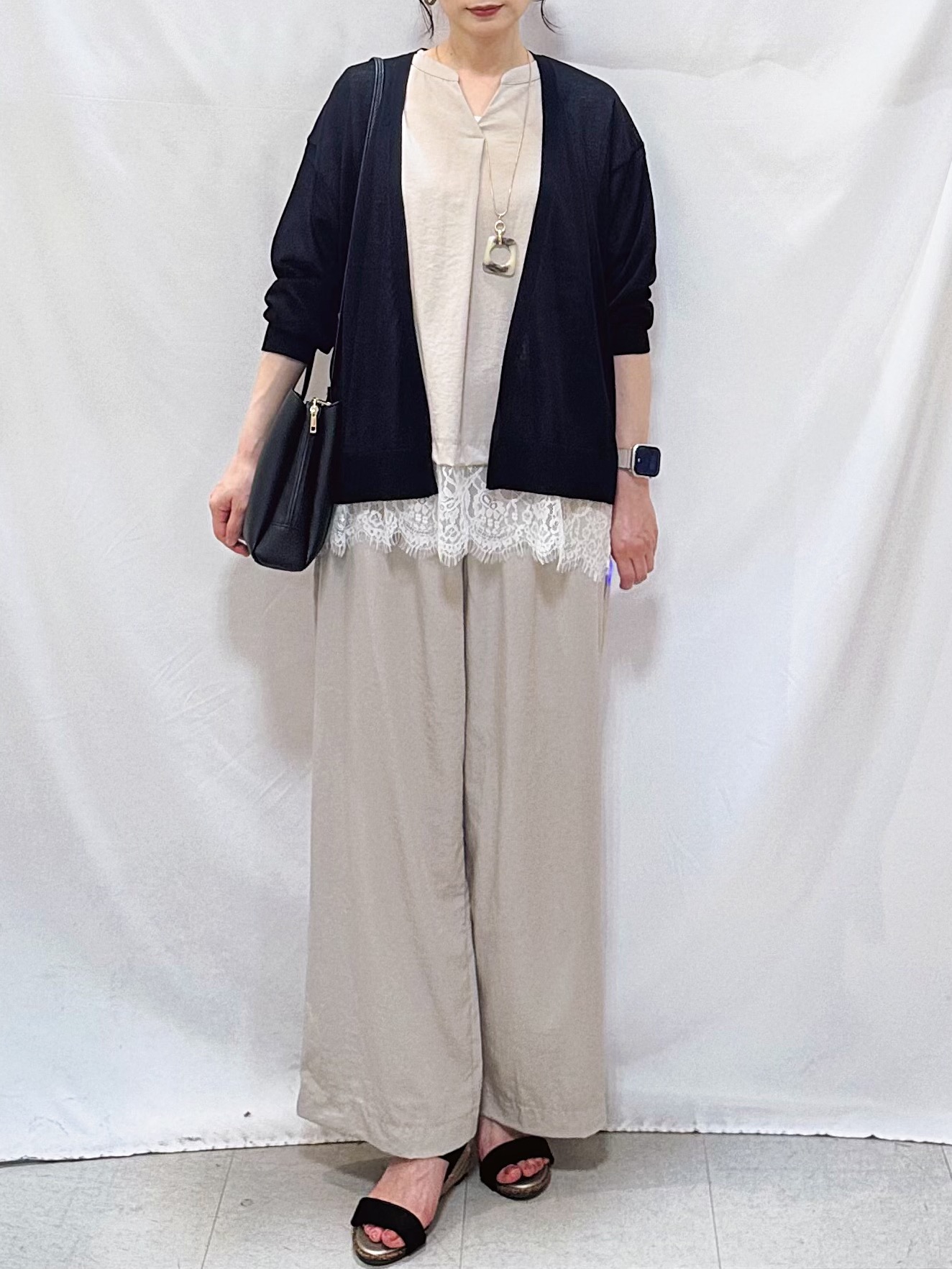 𝐇𝐢𝐫𝐨𝐦𝐢さんの「SHOO･LA･RUE｜【洗濯機可/S-LL】オンにもオフにも マルチに使えるボタンレスカーディガン」を使ったコーディネート