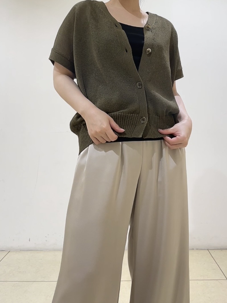 watanabeさんの「UNTITLED｜【洗える/清涼感】ドライタッチスリーブレスカーディガン」を使ったコーディネート