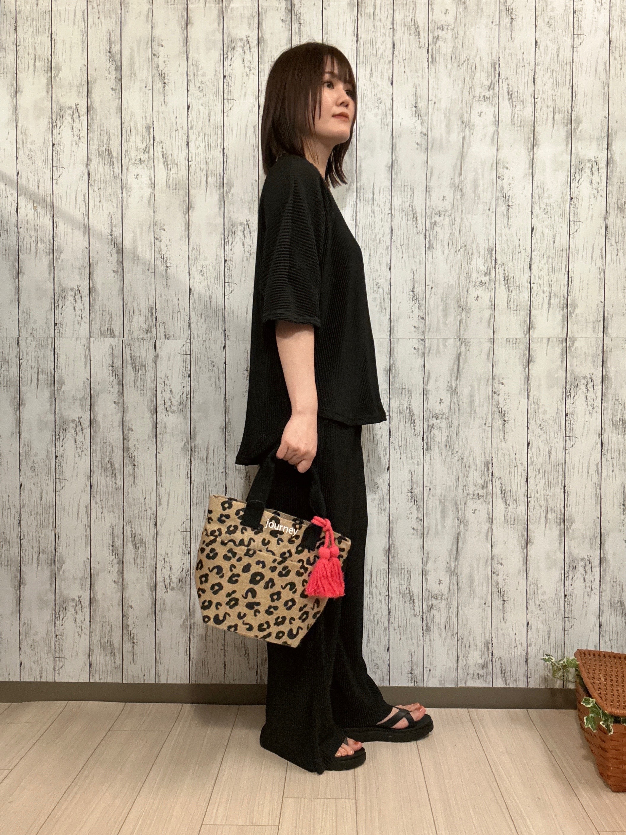 シカさんの「SHOO･LA･RUE｜【2点セット/S-LL/体型カバー】縦プリーツですっきり見え ドルマンゆるセットアップ」を使ったコーディネート