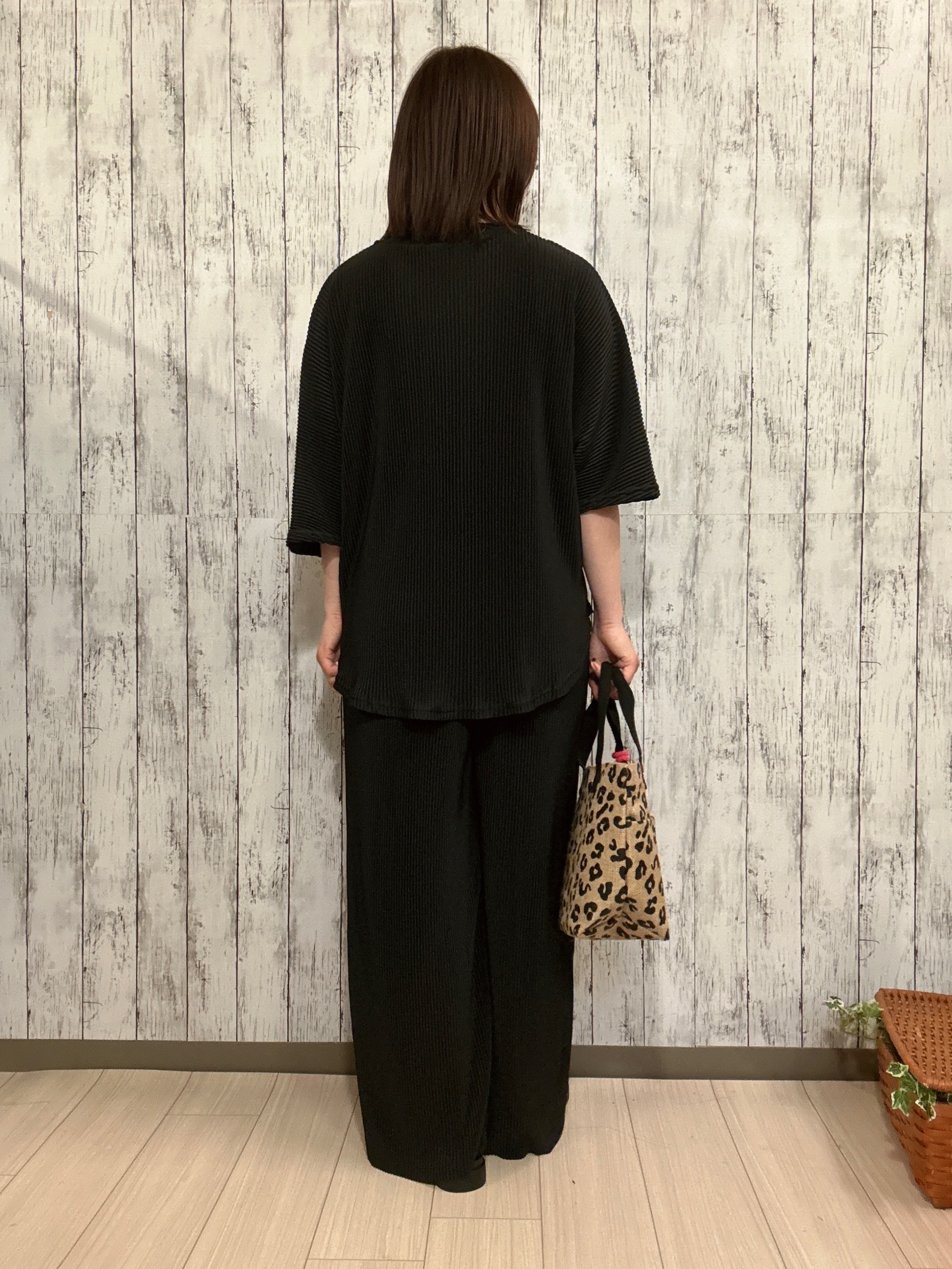 シカさんの「SHOO･LA･RUE｜【2点セット/S-LL/体型カバー】縦プリーツですっきり見え ドルマンゆるセットアップ」を使ったコーディネート