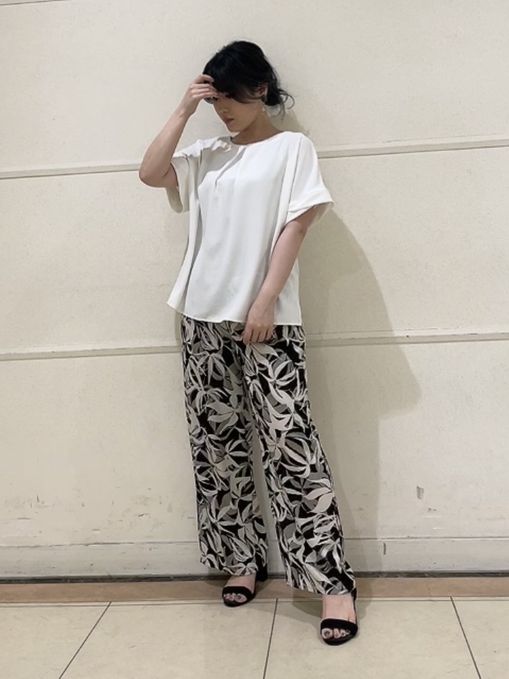 watanabeさんの「UNTITLED｜【セットアップ可/UVカット/前後2WAY】リラクシーフレンチスリーブブラウス」を使ったコーディネート