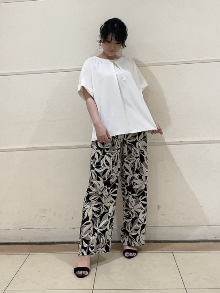 watanabeさんの「UNTITLED｜【セットアップ可/UVカット/前後2WAY】リラクシーフレンチスリーブブラウス」を使ったコーディネート