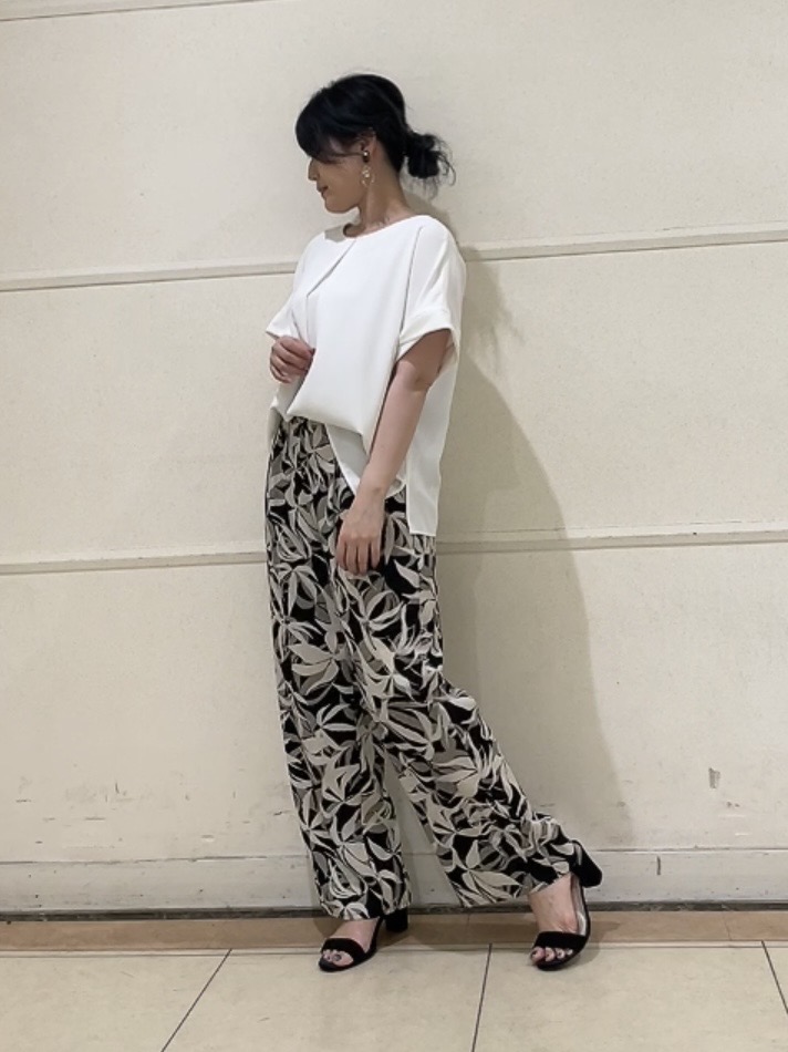 watanabeさんの「UNTITLED｜【セットアップ可/UVカット/前後2WAY】リラクシーフレンチスリーブブラウス」を使ったコーディネート