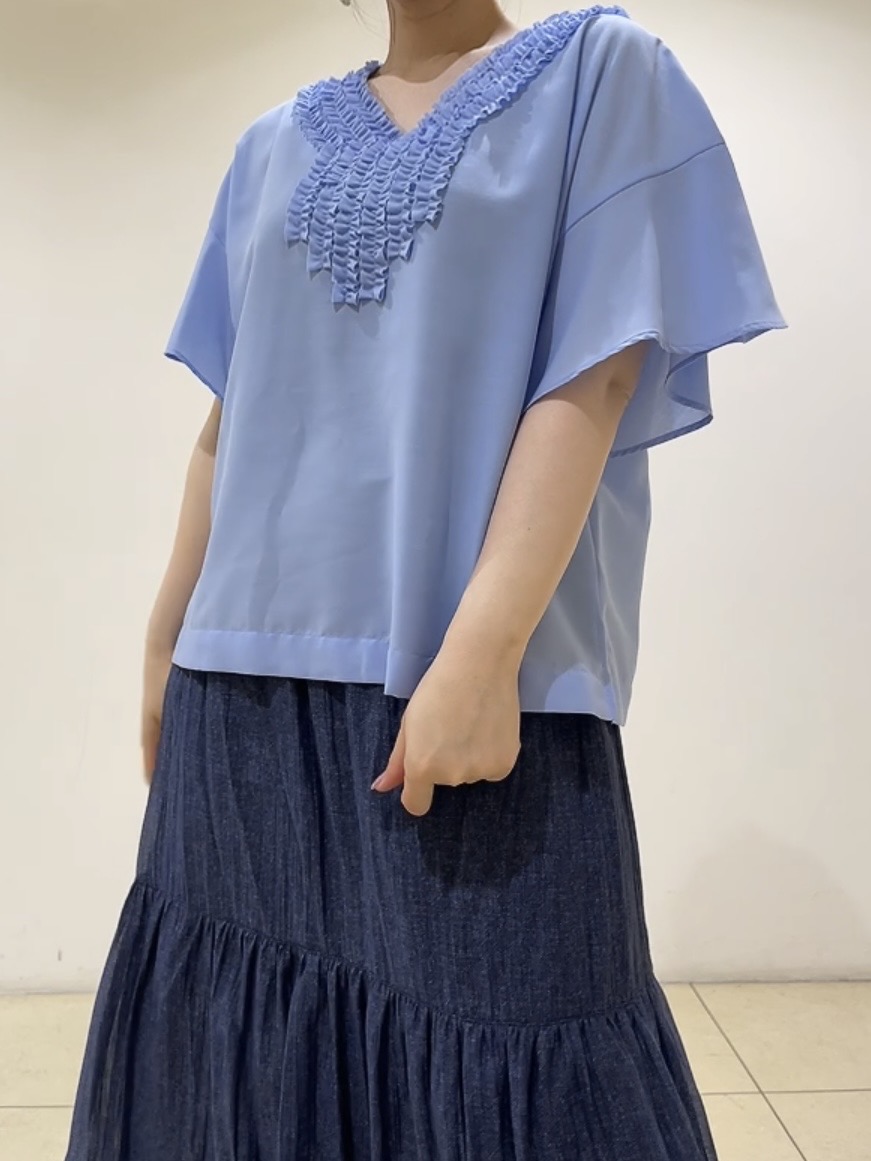 watanabeさんの「UNTITLED｜【接触冷感/通気性/洗える】Vネックフリルブラウス」を使ったコーディネート