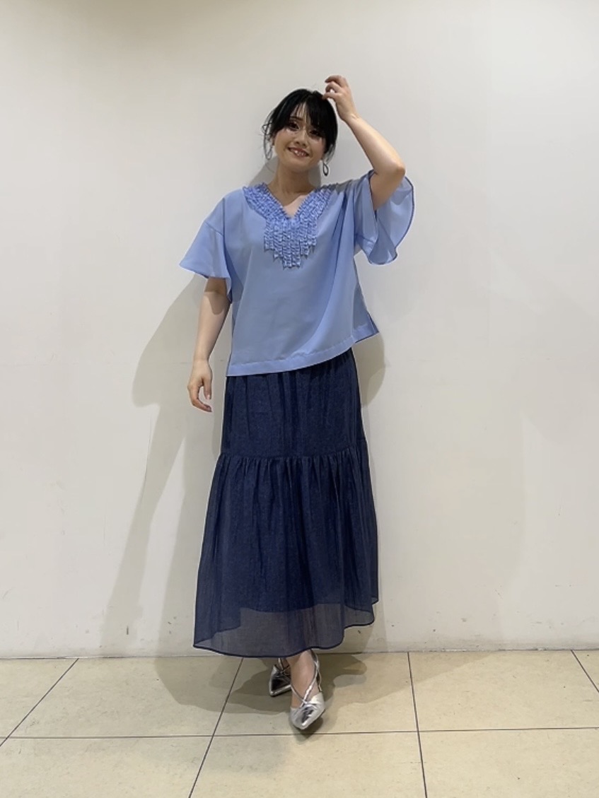 watanabeさんの「UNTITLED｜【接触冷感/通気性/洗える】Vネックフリルブラウス」を使ったコーディネート