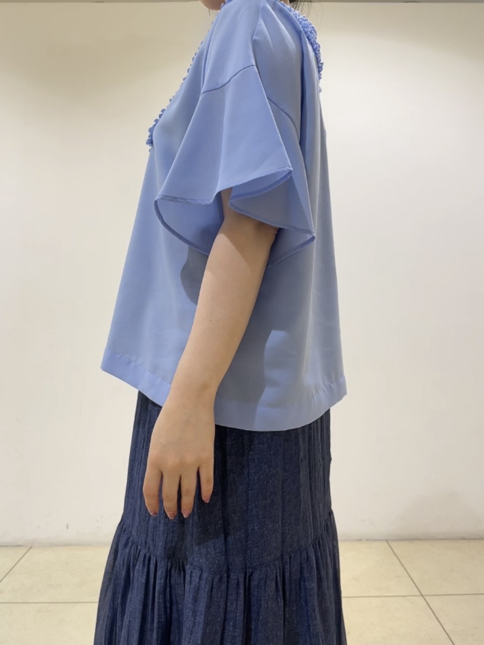 watanabeさんの「UNTITLED｜【接触冷感/通気性/洗える】Vネックフリルブラウス」を使ったコーディネート