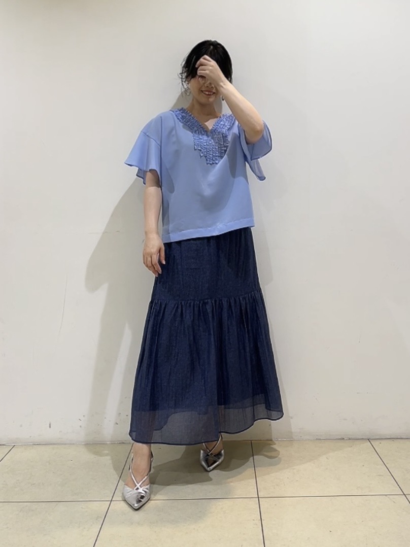 watanabeさんの「UNTITLED｜【接触冷感/通気性/洗える】Vネックフリルブラウス」を使ったコーディネート
