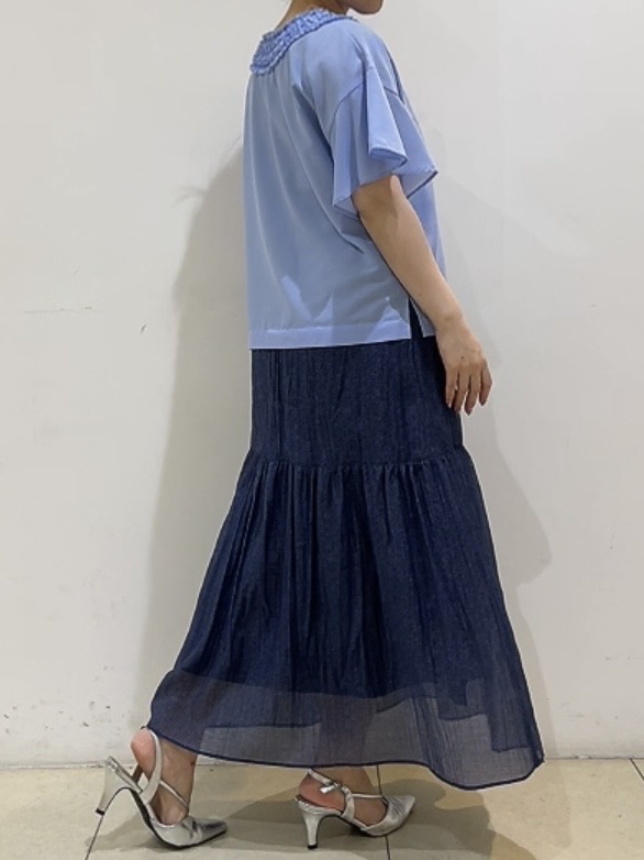 watanabeさんの「UNTITLED｜【接触冷感/通気性/洗える】Vネックフリルブラウス」を使ったコーディネート