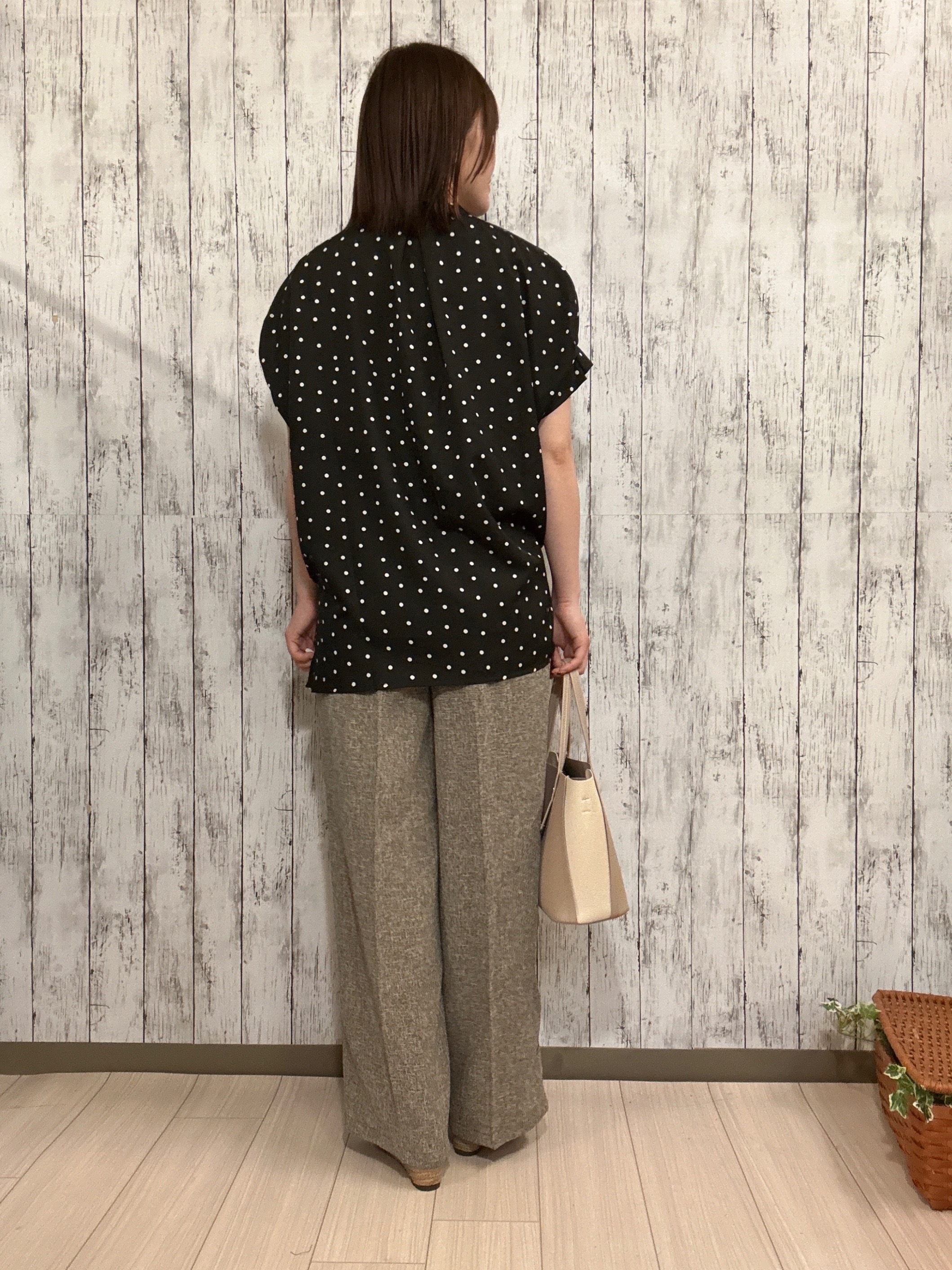 シカさんの「SHOO･LA･RUE｜【洗濯機可／洗濯後しわになりにくい】大人の甘さをプラスする ドット柄袖タックブラウス」を使ったコーディネート