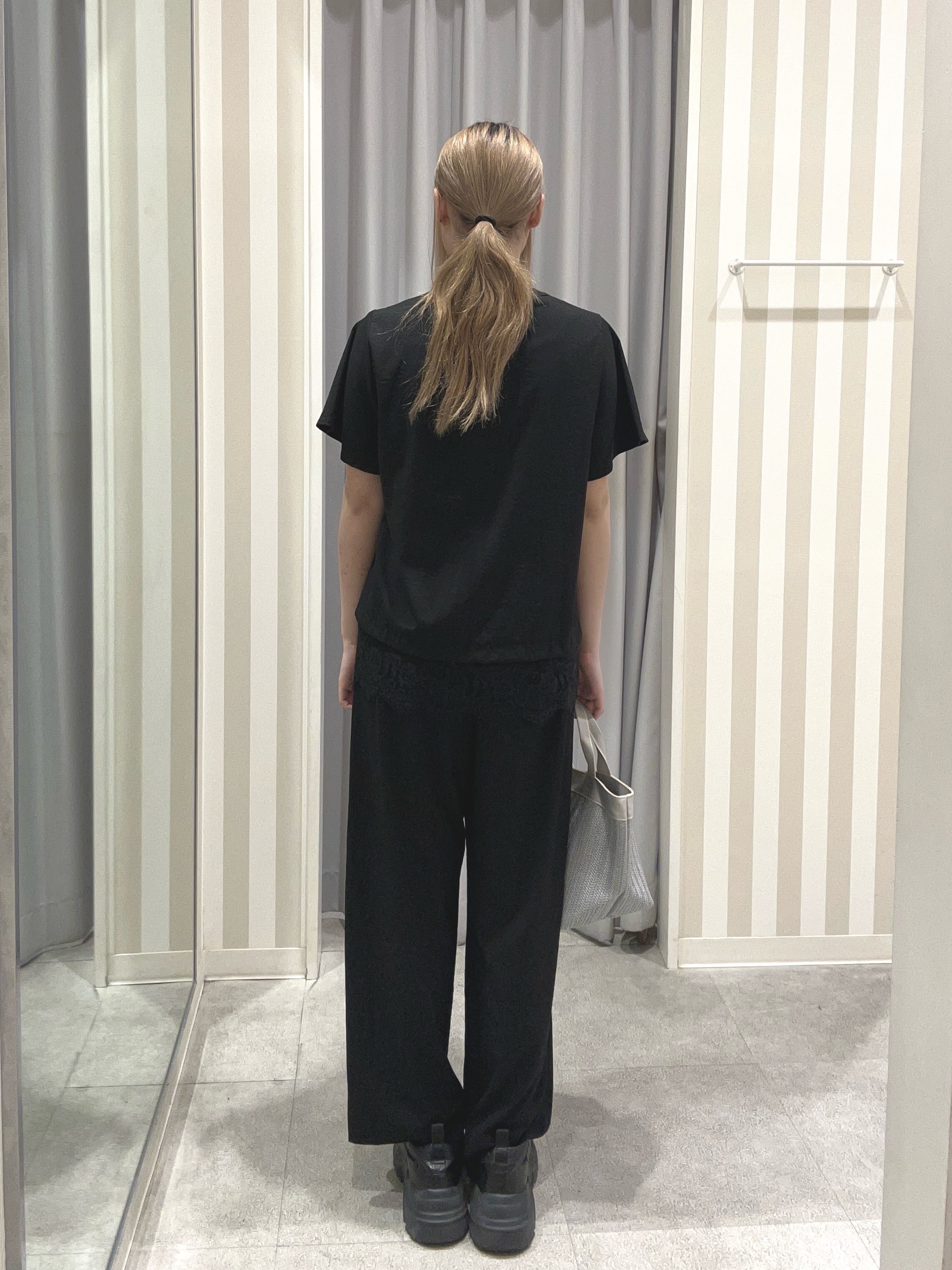 美空さんの「SHOO･LA･RUE｜【S-LL/洗濯機可】軽凛(かろりん) 楽に着られて上品 裾レーススキッパーブラウス」を使ったコーディネート