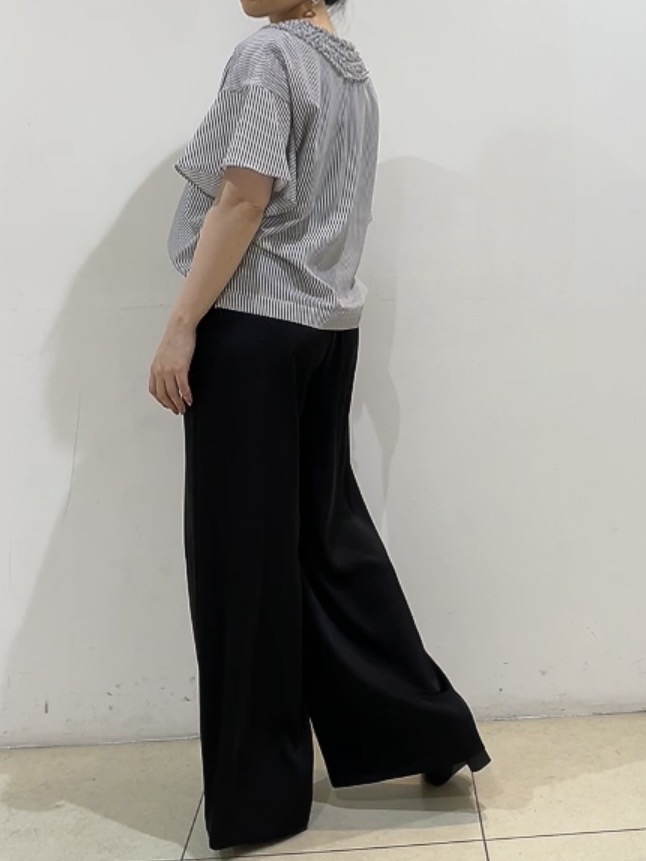 watanabeさんの「UNTITLED｜【接触冷感/通気性/洗える】Vネックフリルブラウス」を使ったコーディネート